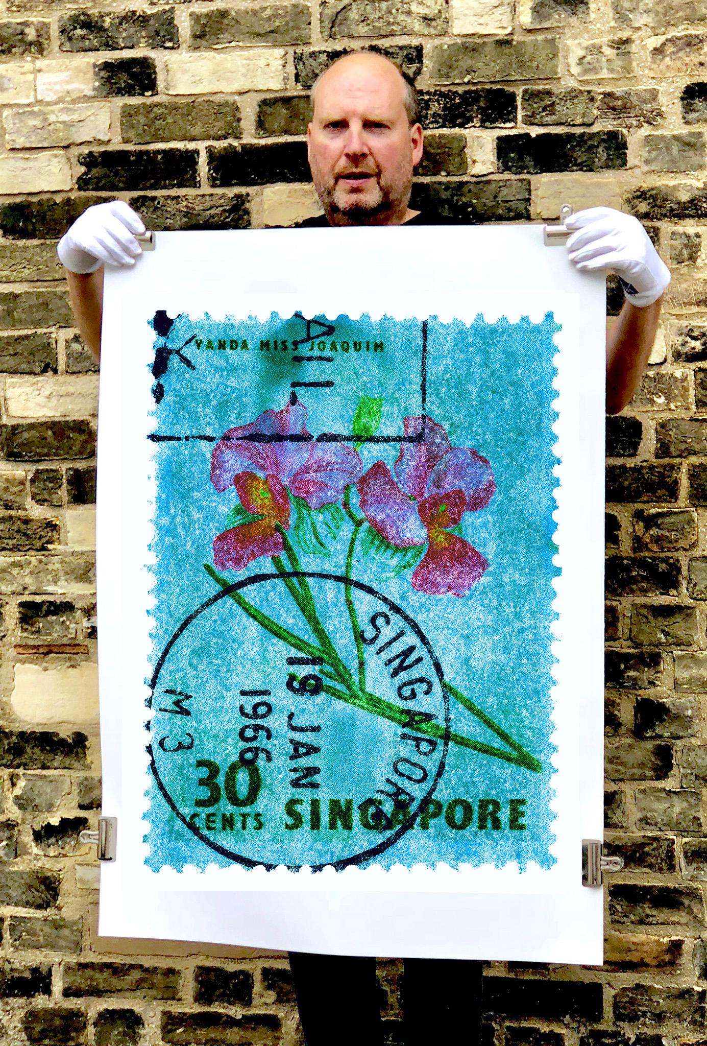 Singapurer Stempelkollektion, 30c Singapur Orchideenblau – Farbfoto mit Blumenmuster – Photograph von Heidler & Heeps