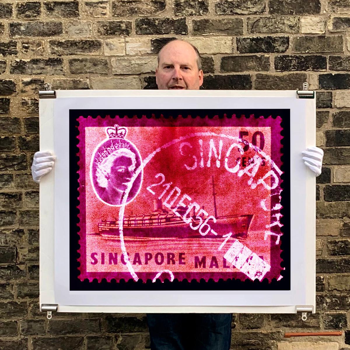 Collection de timbres de Singapour, 50c QEII bateau à vapeur rose - Photo couleur Pop Art en vente 1