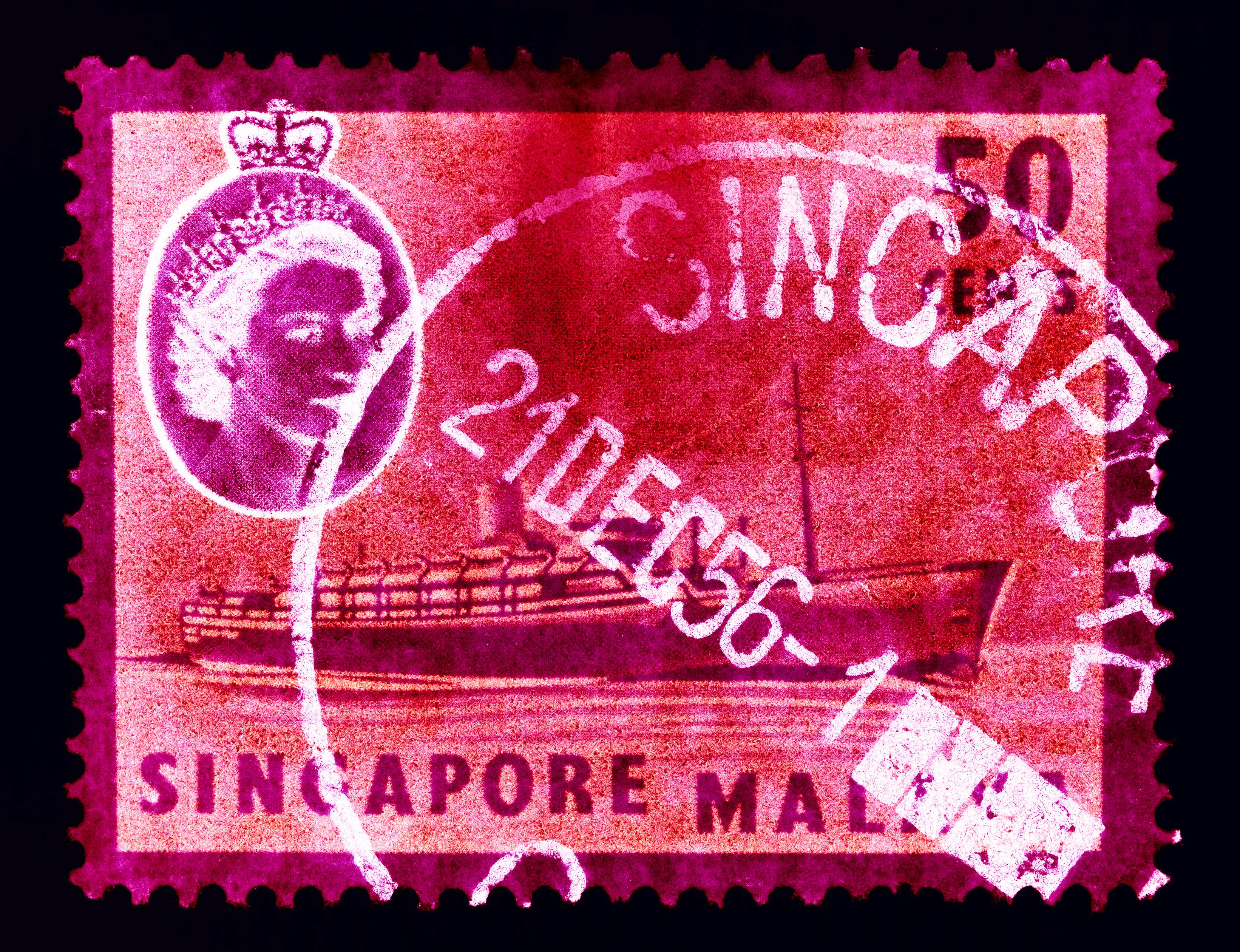 Color Photograph Heidler & Heeps - Collection de timbres de Singapour, 50c QEII bateau à vapeur rose - Photo couleur Pop Art