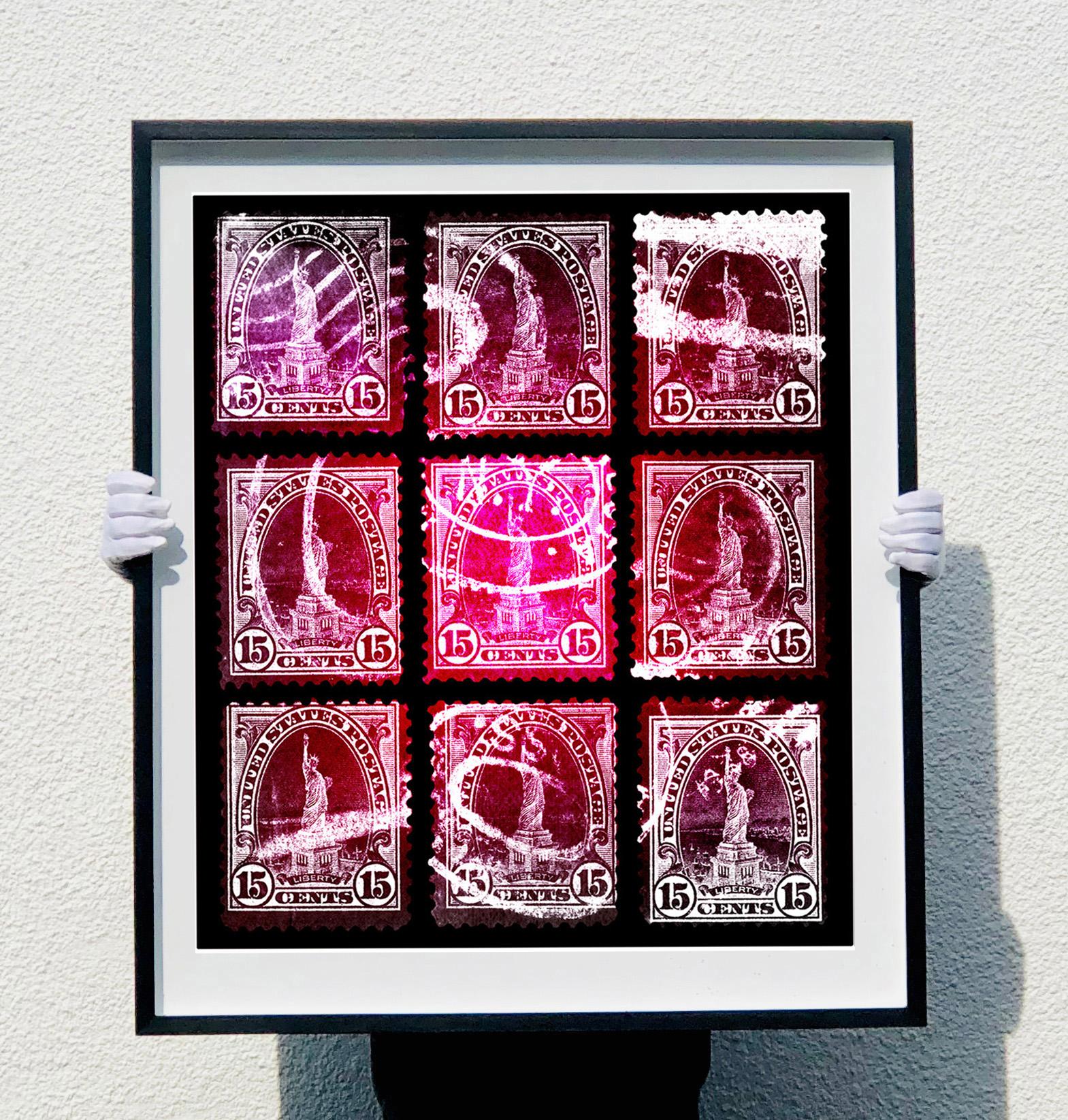 Collezione di francobolli, Liberty (mosaico gradiente) - Fotografia Pop Art a colori - Photograph di Heidler & Heeps