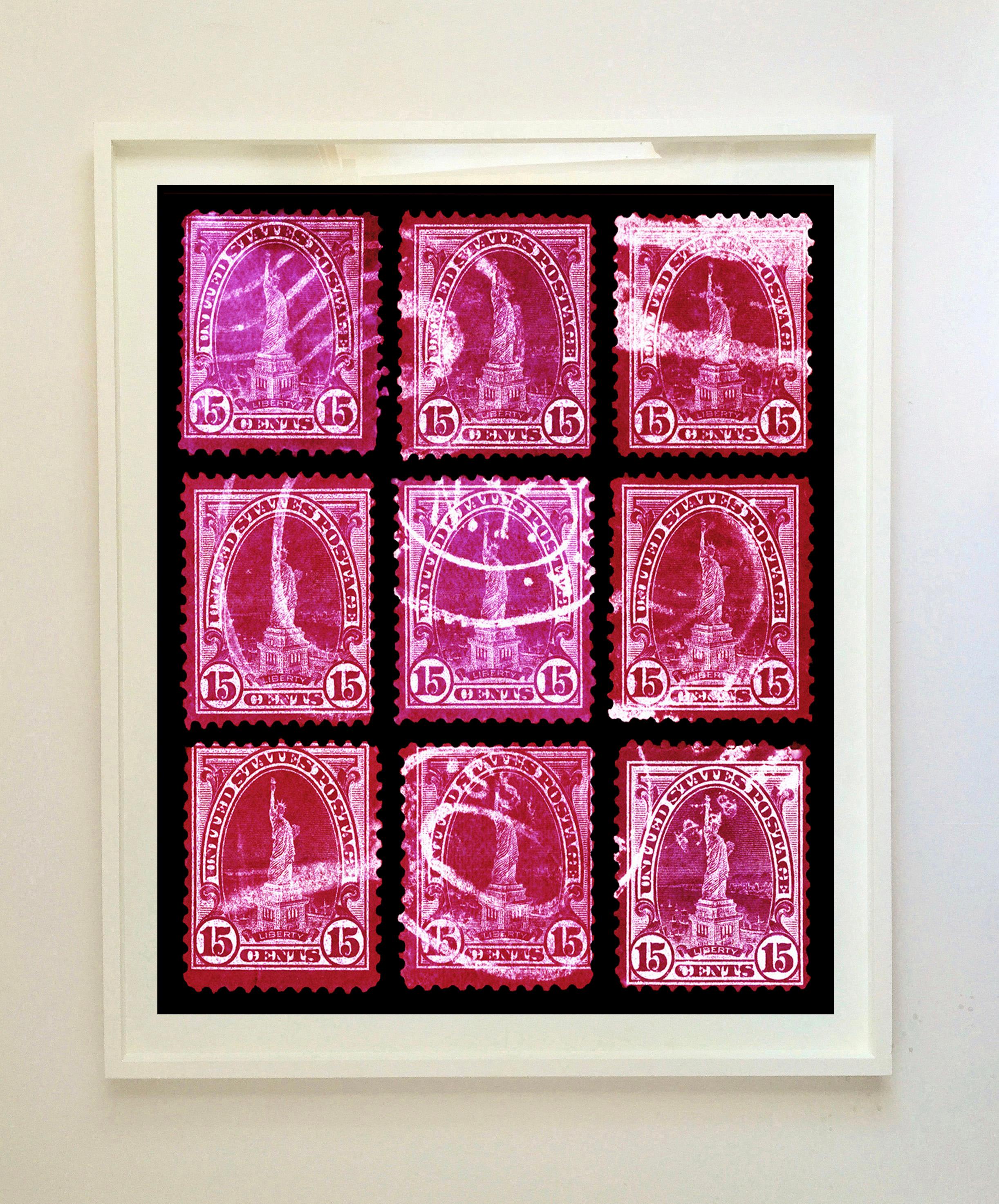Collection de estampilles Liberty (mosaïque magenta) - Photographie couleur Pop Art - Rose Color Photograph par Heidler & Heeps