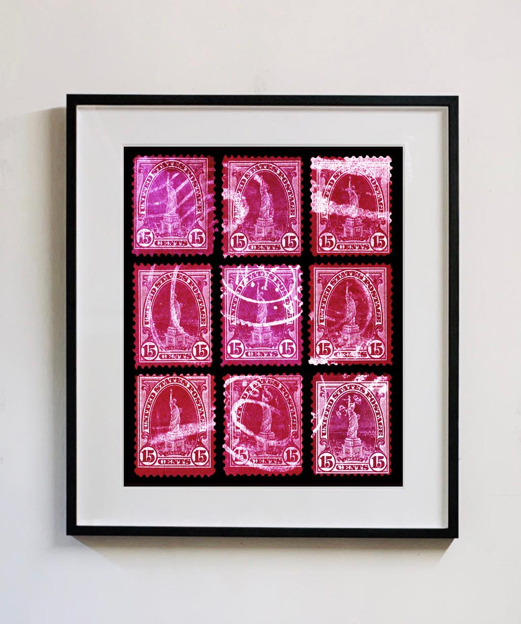 Liberty Magenta Mosiac, de la collection de timbres américains Heidler & Heeps, ces timbres-poste historiques reçoivent une nouvelle vie pop art du XXIe siècle.

Cette œuvre d'art est une édition limitée de 25 tirages photographiques brillants,