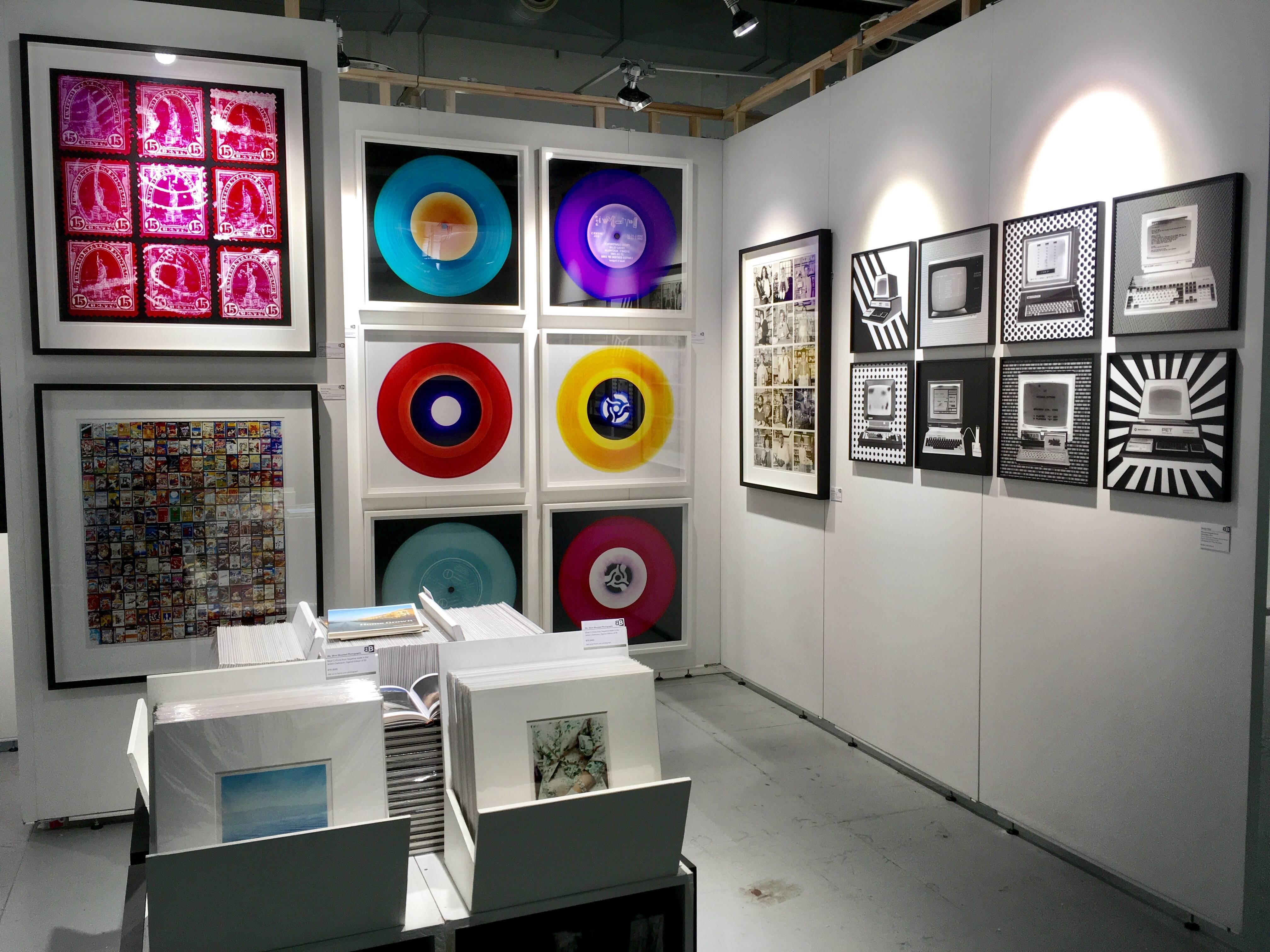Collection de estampilles Liberty (mosaïque magenta) - Photographie couleur Pop Art en vente 3