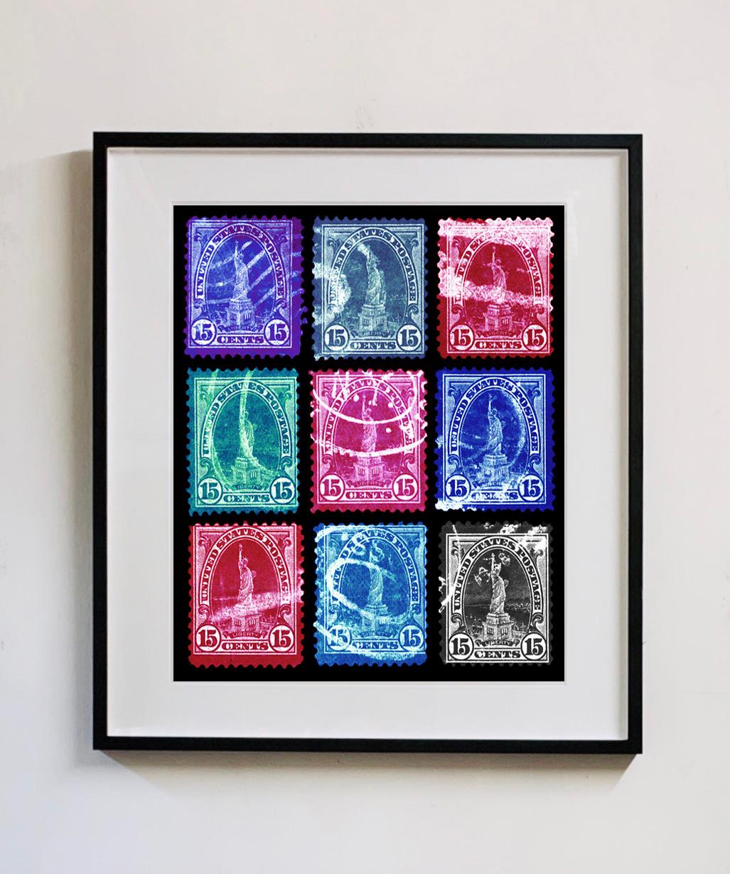 Collezione di francobolli, Liberty (Mosaico multicolore) - Fotografia Pop Art a colori - Print Viola di Heidler & Heeps
