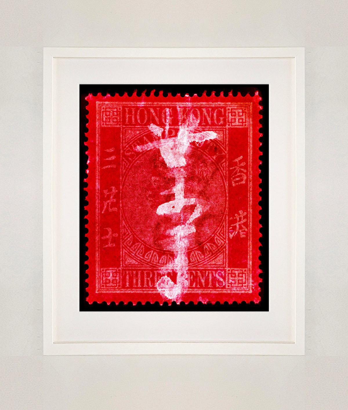 Stempel-Kollektion, QV 3 Cents - Konzeptionelle Farbfotografie (Rot), Abstract Photograph, von Heidler & Heeps