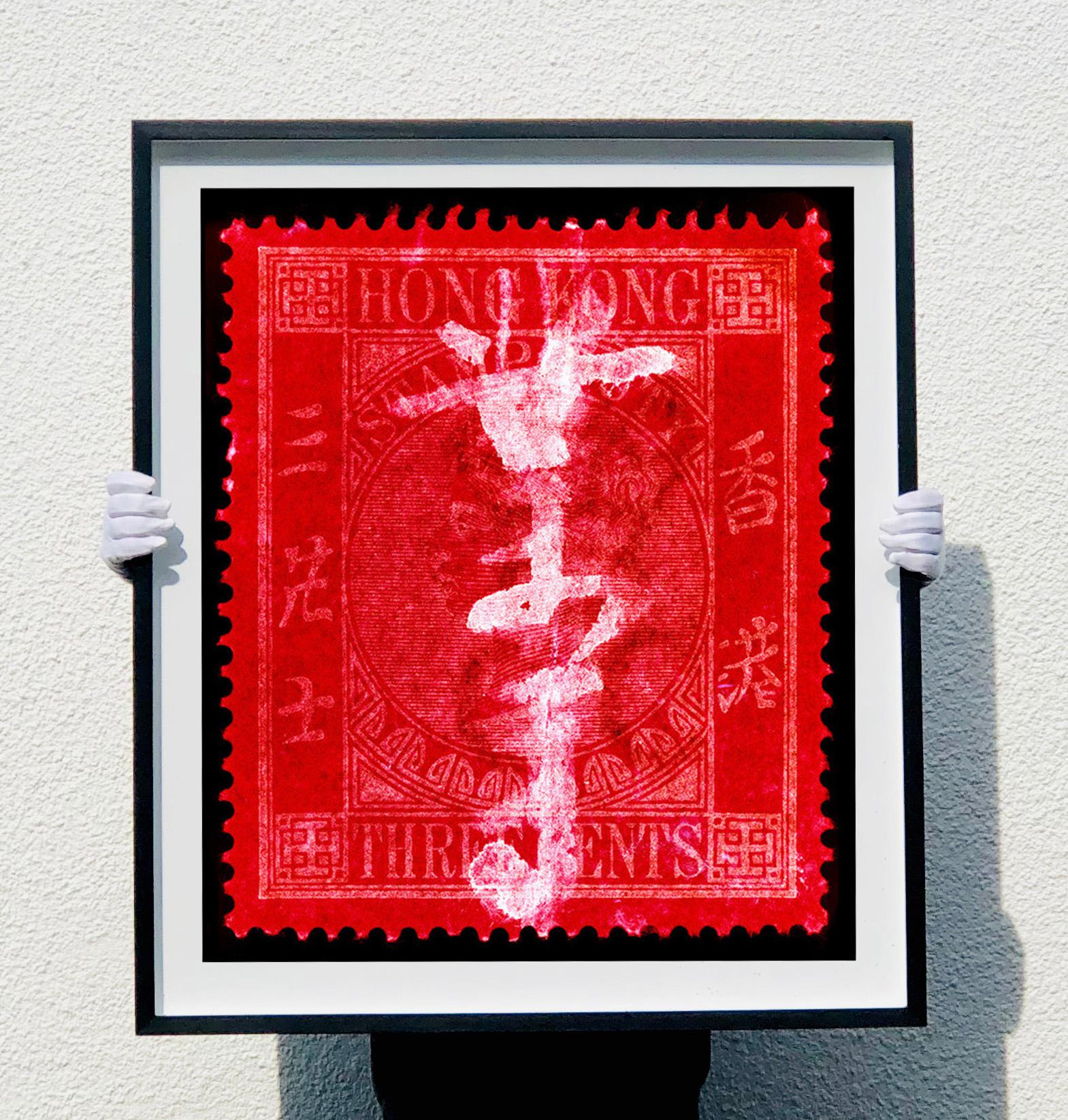Stempel-Kollektion, QV 3 Cents - Pop-Art-Farbfotografie (Rot), Print, von Heidler & Heeps