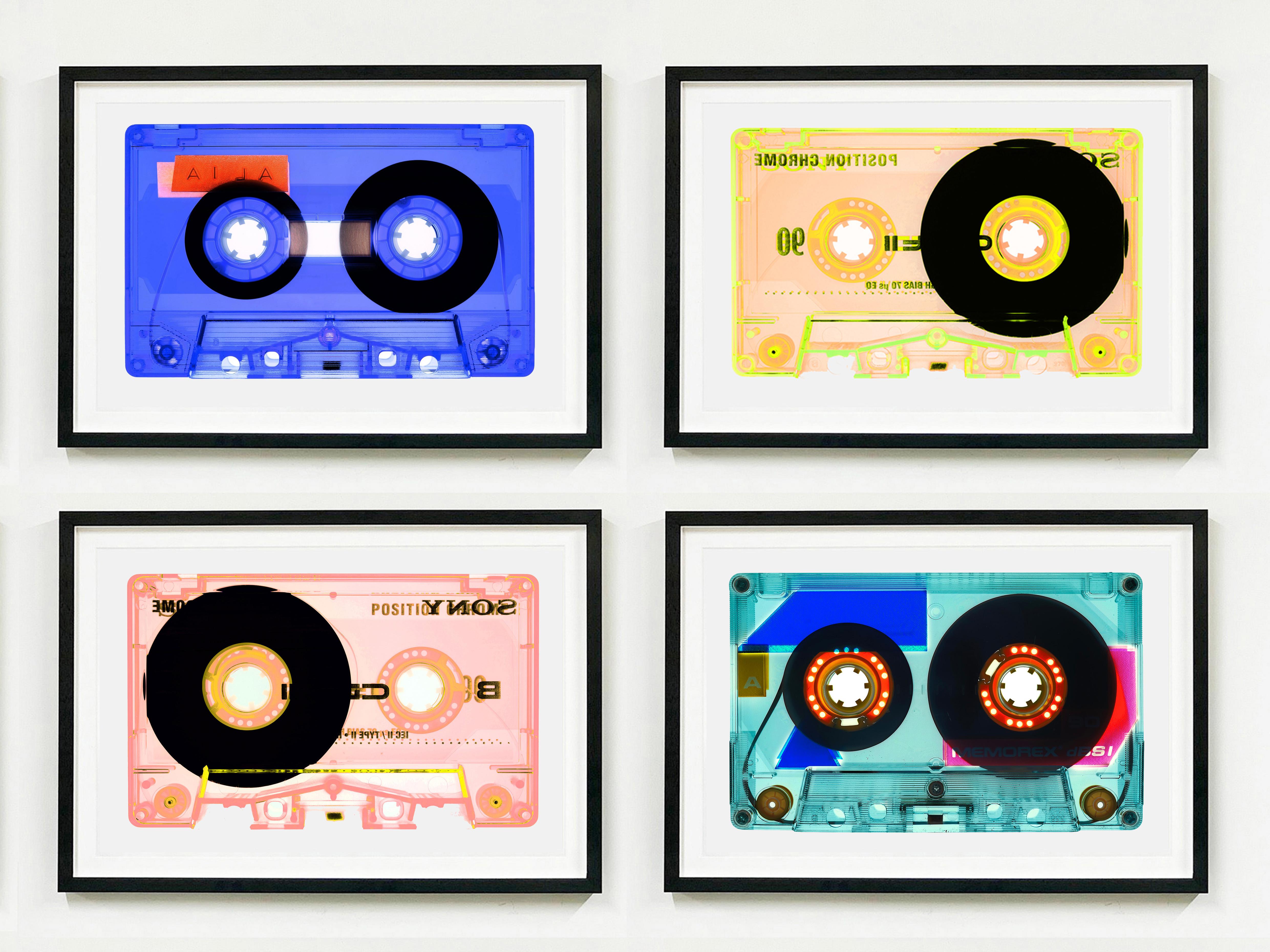 90 Minuten Vintage Blue, Pop-Art aus der Heidler & Heeps Tape Collection 
Die Heidler & Heeps Collaborations sind kreative Repräsentationen von Natasha Heidler und Richard Heeps' persönlicher Vergangenheit und ihrer Persönlichkeiten. Tonbänder