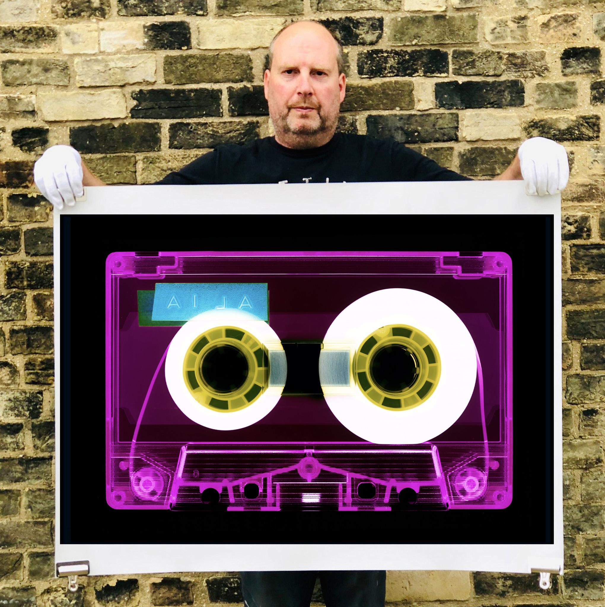 Collection de tapisserie, AILA (rose) - Photographie couleur Pop Art contemporaine - Noir Color Photograph par Heidler & Heeps