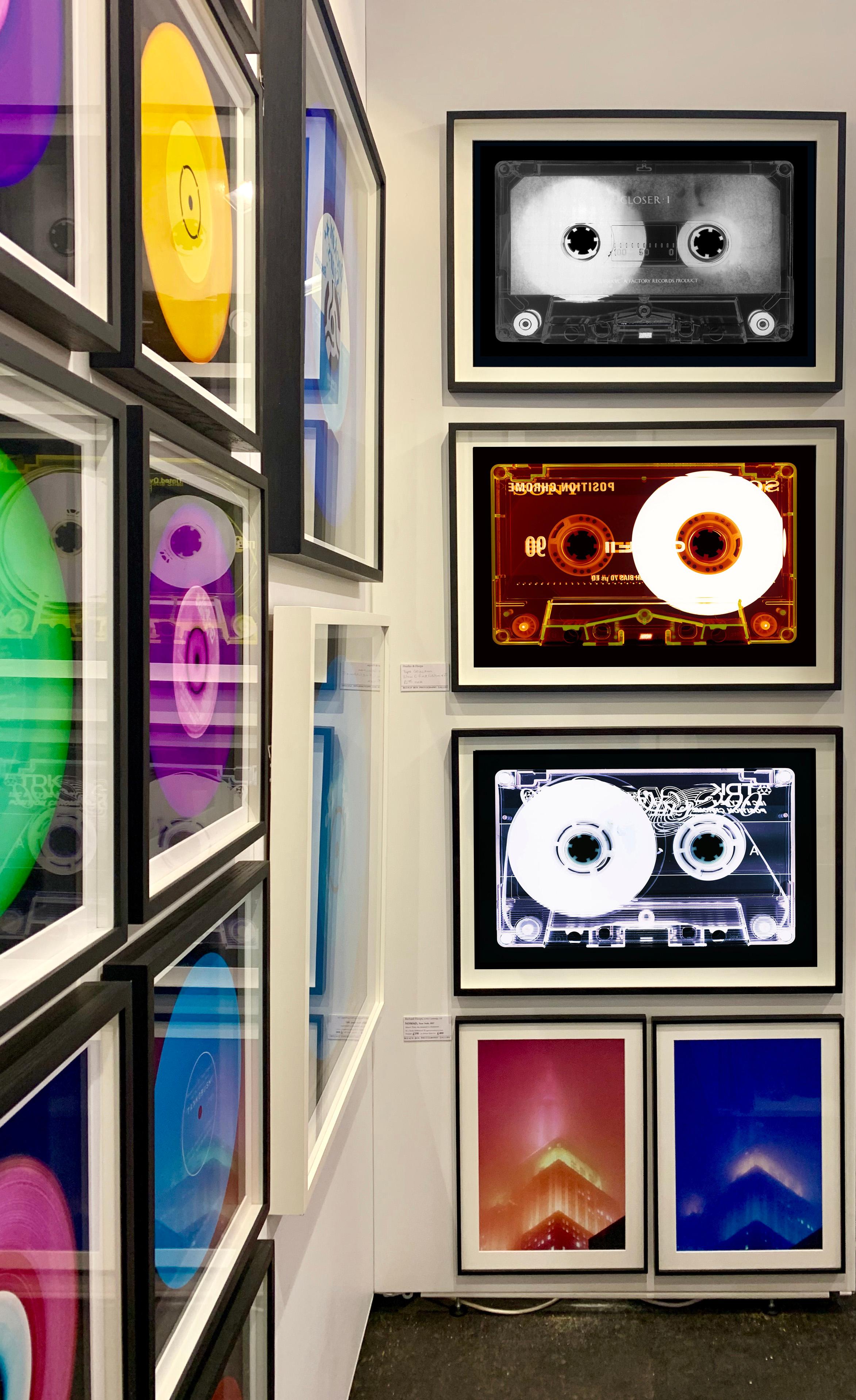 Chrome, de la collection de cassettes Heidler & Heeps.
Les collaborations Heidler & Heeps sont des représentations créatives du passé personnel et de la personnalité de Natasha Heidler et Richard Heeps. Les bandes sont importantes dans leurs vies