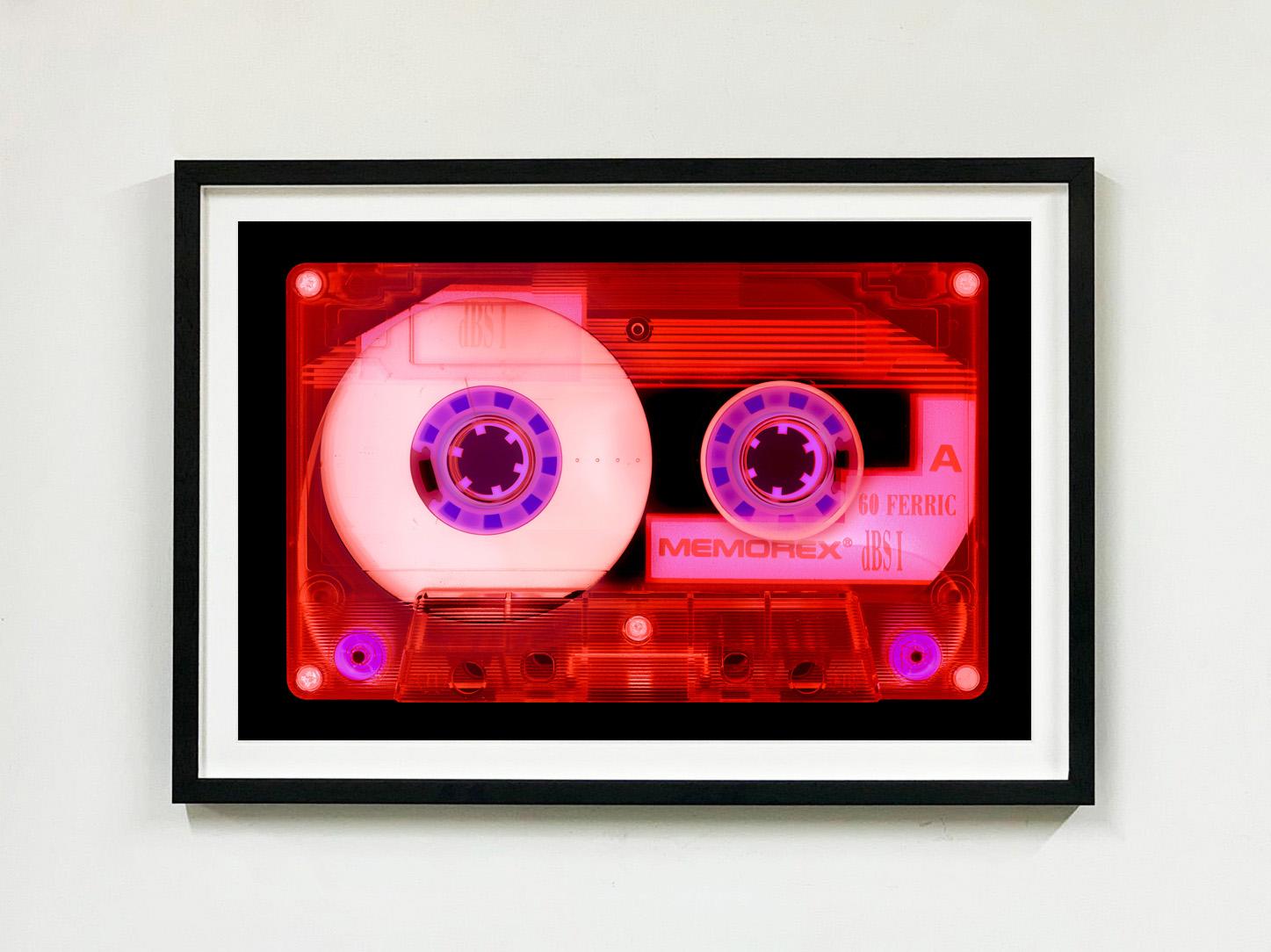 Tape-Kollektion, Ferric 60 (rot getönt) – Pop-Art-Farbfotografie – Photograph von Heidler & Heeps