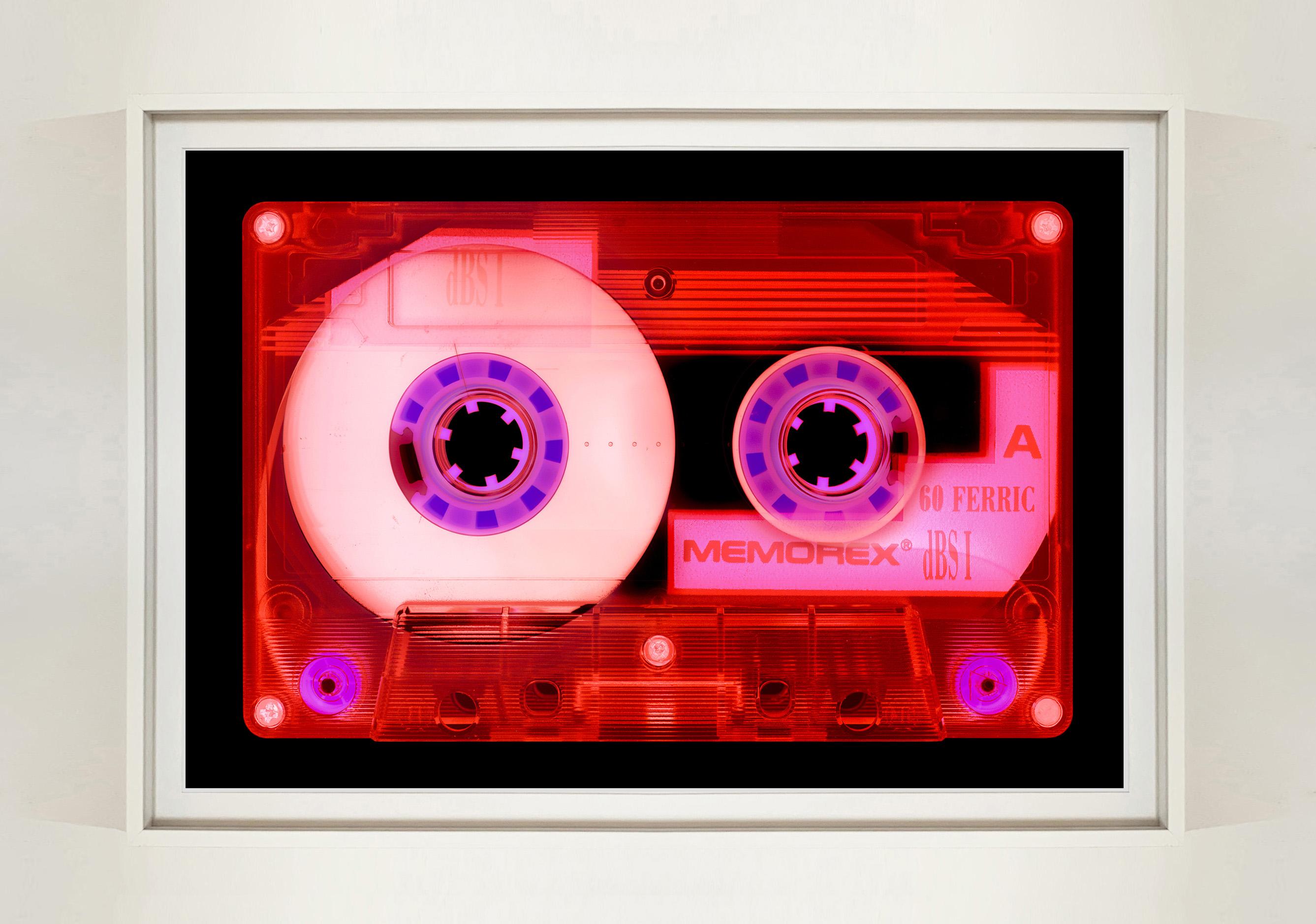 Tape-Kollektion, Ferric 60 (rot getönt) – Pop-Art-Farbfotografie (Zeitgenössisch), Photograph, von Heidler & Heeps
