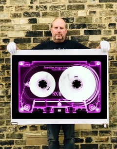 Wandteppich-Kollektion, rosa getönte Kassette - Zeitgenössische Pop-Art-Farbfotografie
