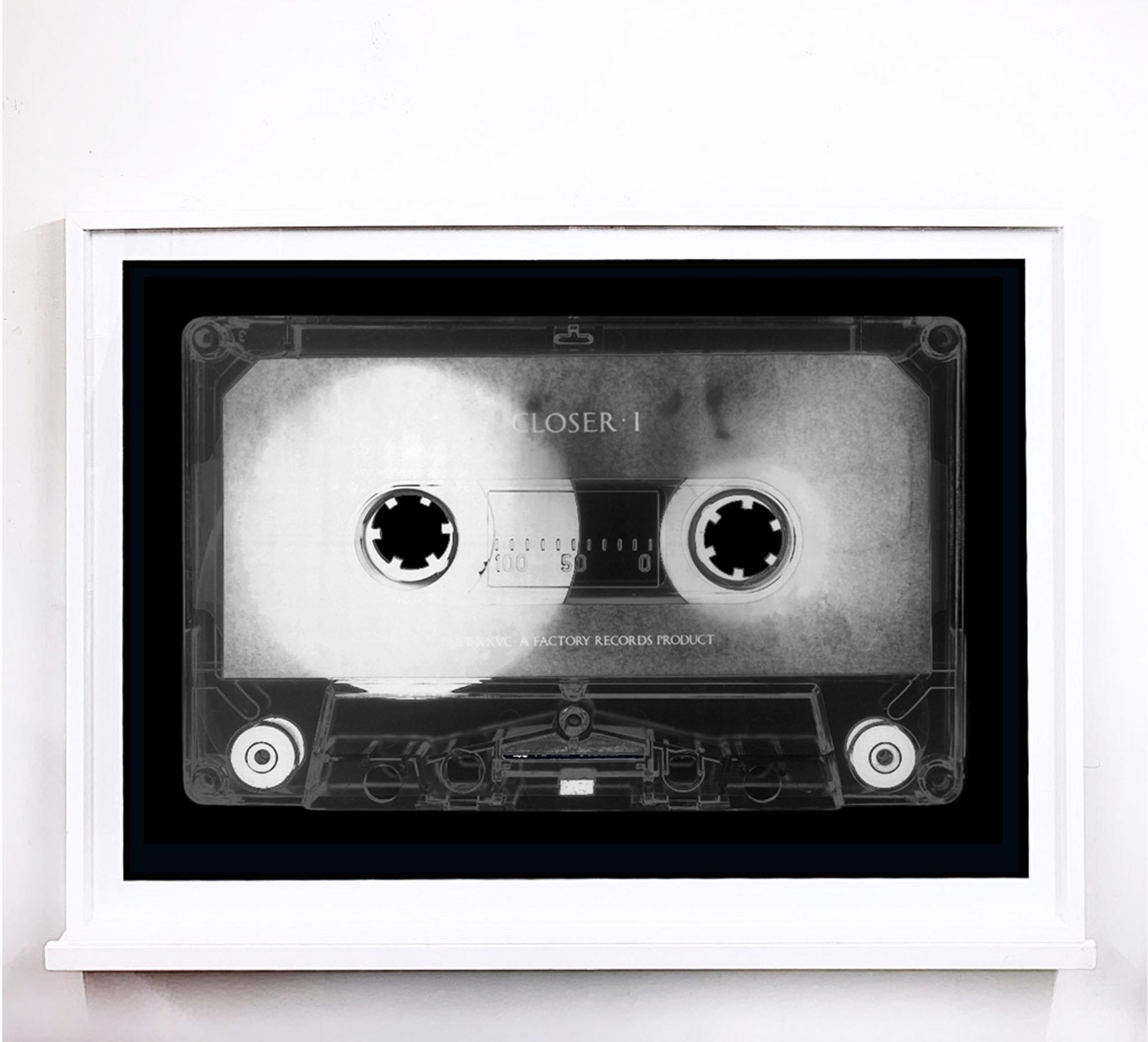 Collection de tapisserie - Produit des années 80 - Art conceptuel de la musique couleur - Pop Art Photograph par Heidler & Heeps