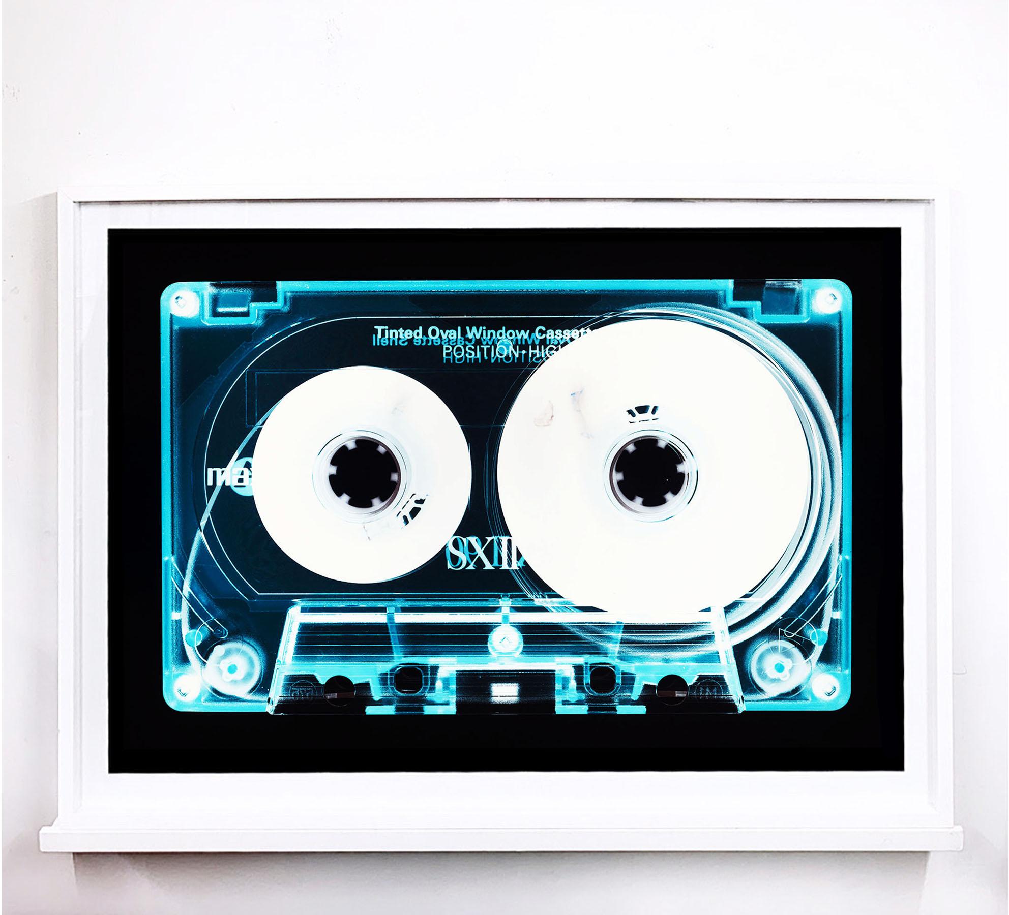 Collection de tapisserie - Cassette de fenêtre ovale teintée - Music Pop Art conceptuel en couleurs - Gris Print par Heidler & Heeps