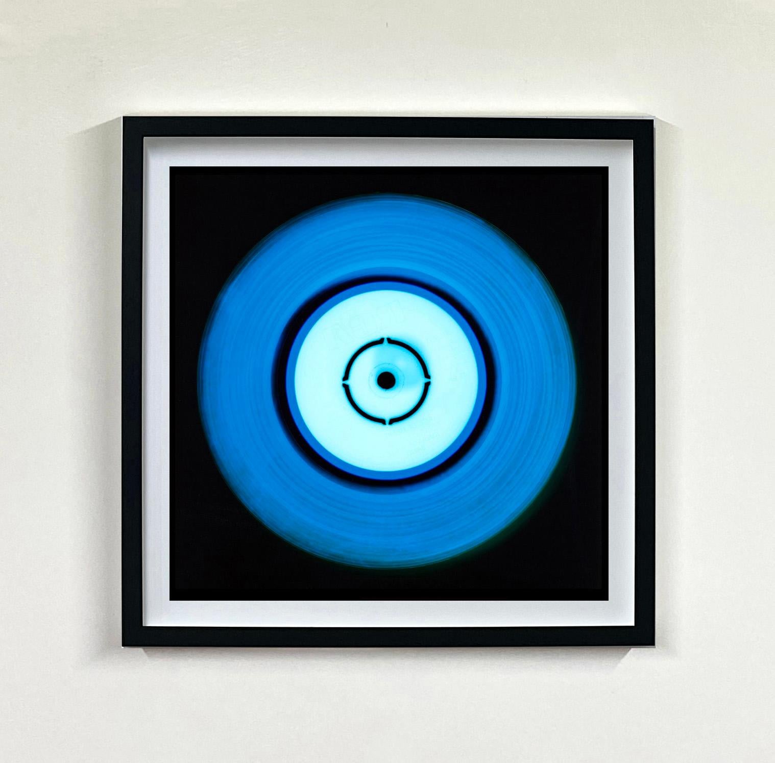 Vinyl Kollektion 10 Stück Mehrfarbige Installation – Pop-Art Farbfotografie – Photograph von Heidler & Heeps