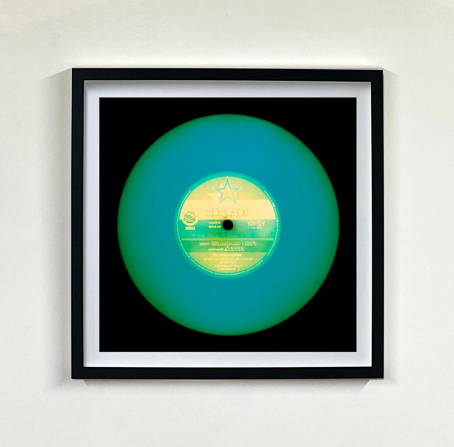 Heidler & Heeps Vinyl Collection'S Zehnteilige Multicolor Installation.
Die renommierten zeitgenössischen Fotografen Richard Heeps und Natasha Heidler haben für diese wunderschöne, faszinierende Kollektion zusammengearbeitet. Ein Fest der