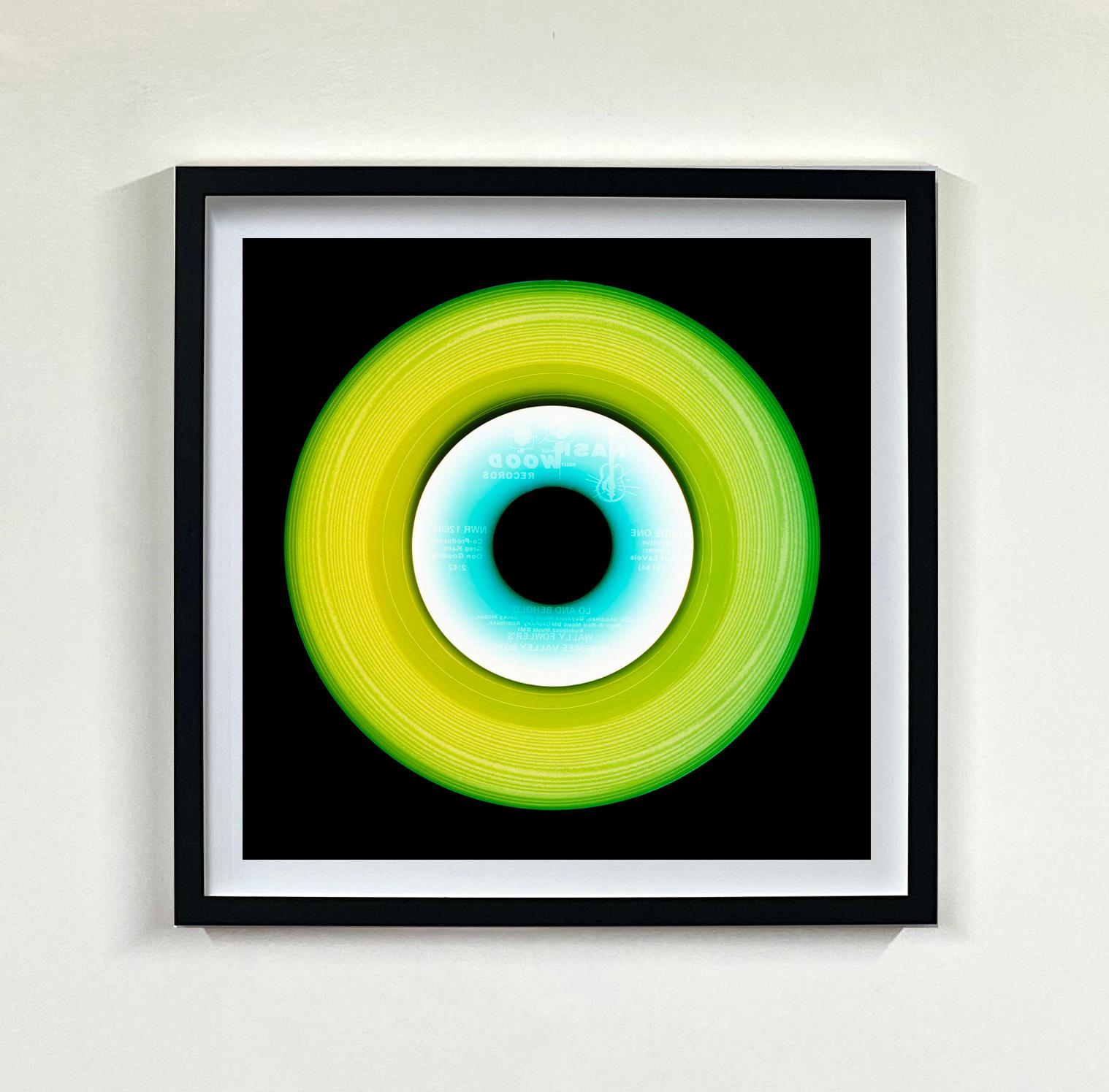 Colección de Vinilos Heidler & Heeps Instalación de Diez Piezas Multicolor.
Los aclamados fotógrafos contemporáneos Richard Heeps y Natasha Heidler han colaborado para crear esta fascinante colección. Una celebración del disco de vinilo y la