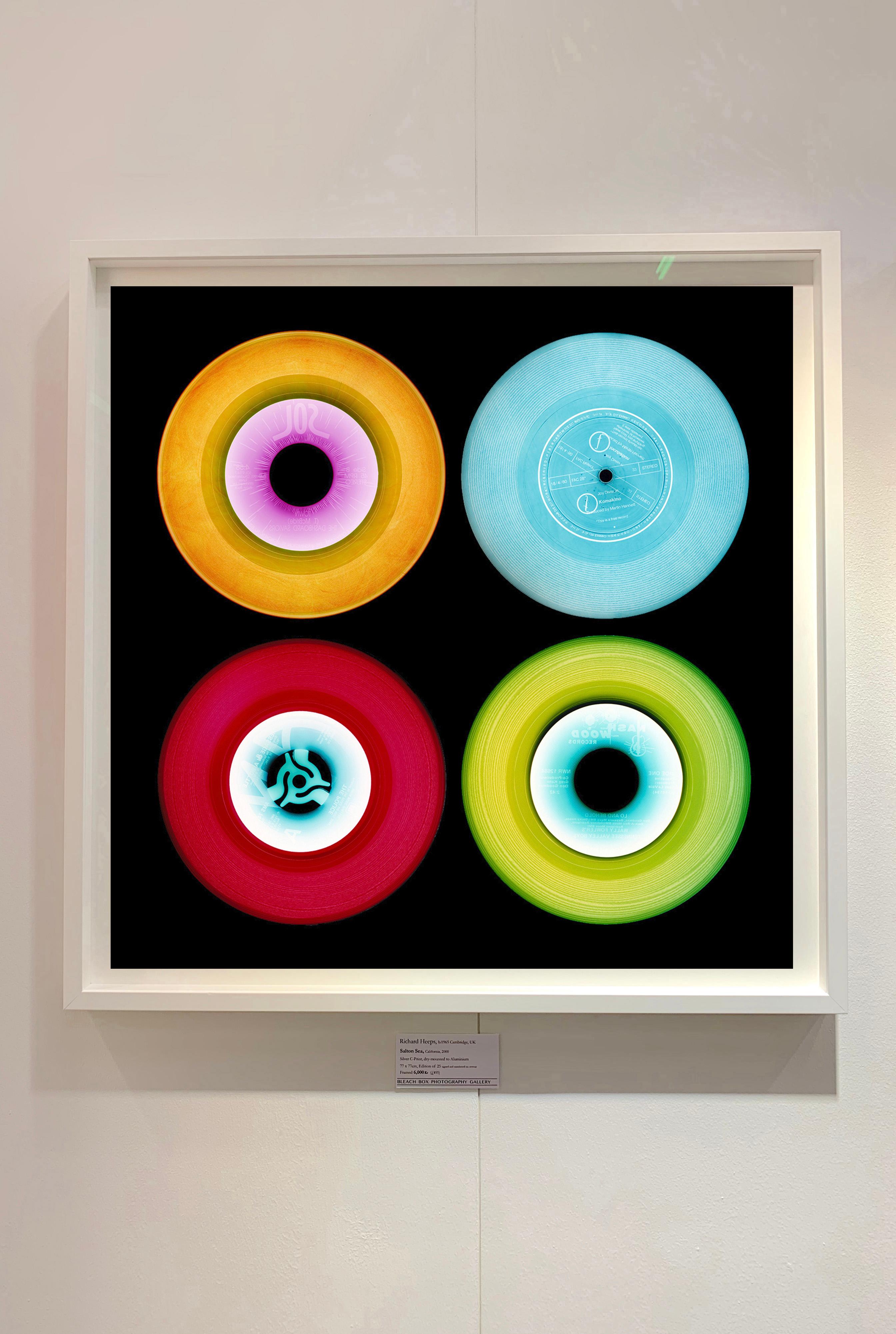Deux photographes d'art indépendants, Richard Heeps et Natasha Heidler, ont collaboré à la création de cette collection merveilleusement envoûtante. Une célébration du disque vinyle et de la technologie analogique, qui reflète la pratique de
