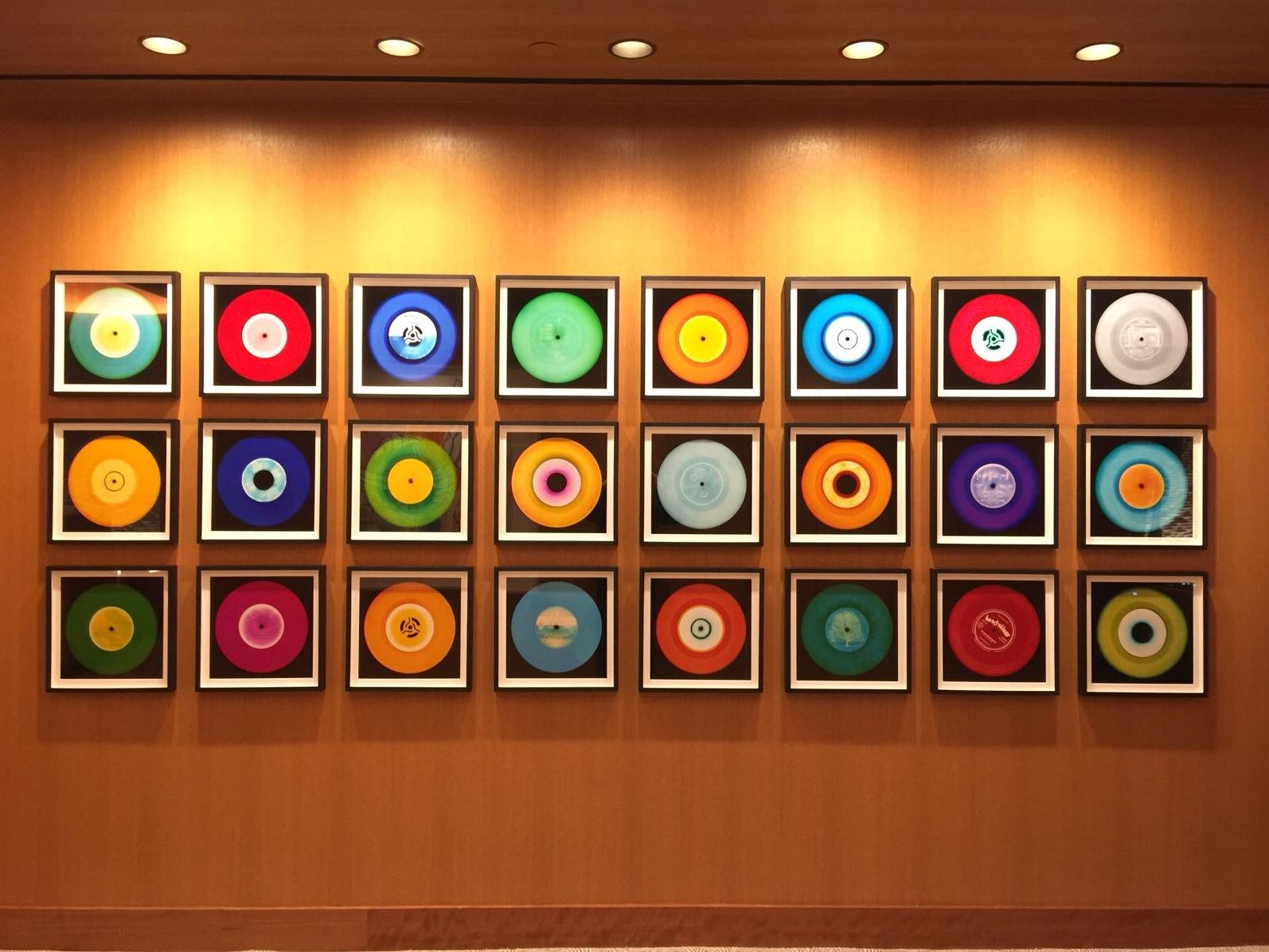 Vinyl Kollektion 16 Stück Mehrfarbige quadratische Installation – Pop-Art-Fotografie im Angebot 14