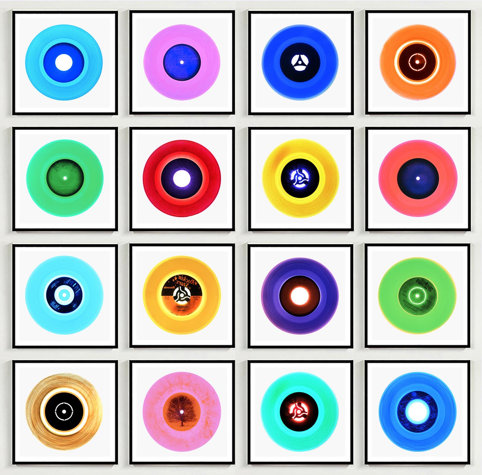 Colección Vinilo 16 Piezas Instalación Multicolor - Fotografía Pop Art Color - Photograph de Heidler & Heeps