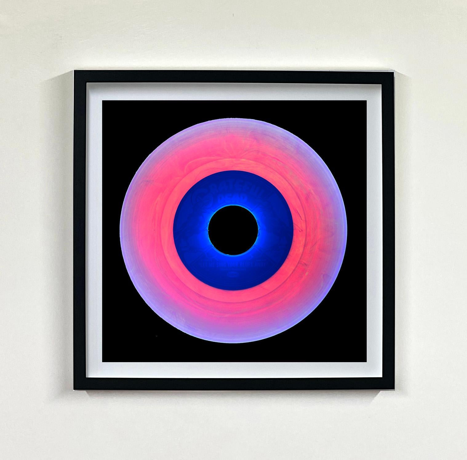 Vinyl Kollektion 16 Stück Mehrfarbige quadratische Installation – Pop-Art-Fotografie (Beige), Color Photograph, von Heidler & Heeps