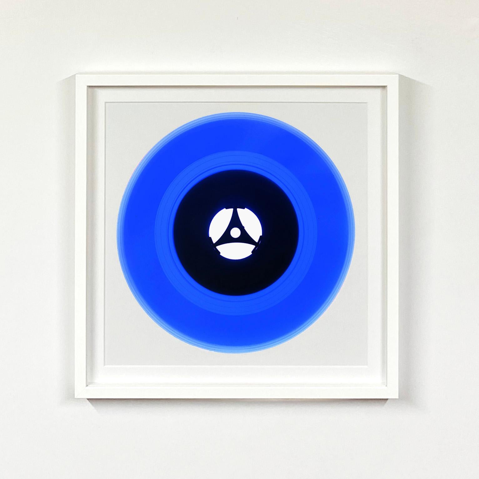 Colección de vinilos Heidler & Heeps B Side Instalación de dieciséis piezas cuadradas multicolor.
Los aclamados fotógrafos contemporáneos Richard Heeps y Natasha Heidler han colaborado para crear esta fascinante colección. Una celebración del disco