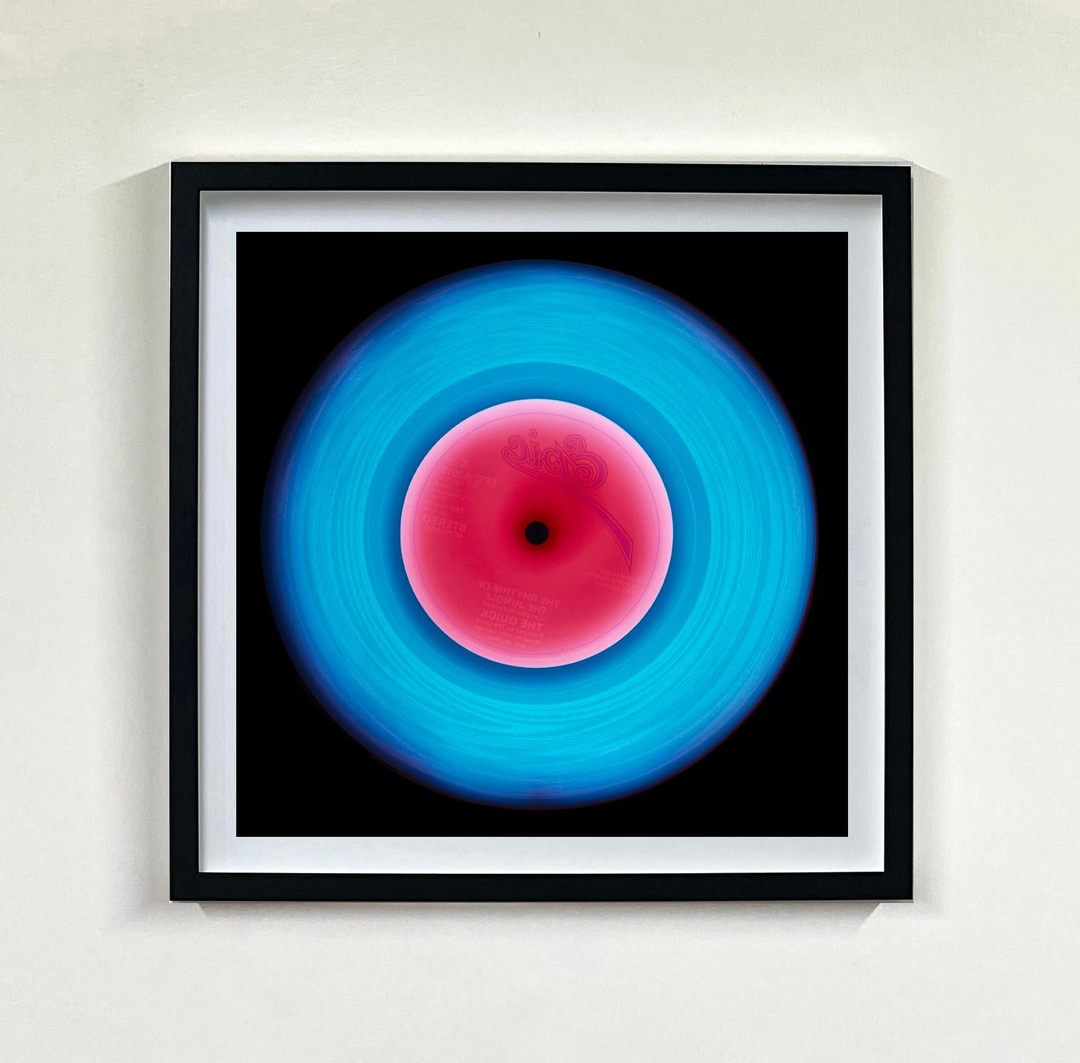 Vinyl Kollektion 16 Stück Mehrfarbige quadratische Installation – Pop-Art-Fotografie im Angebot 13