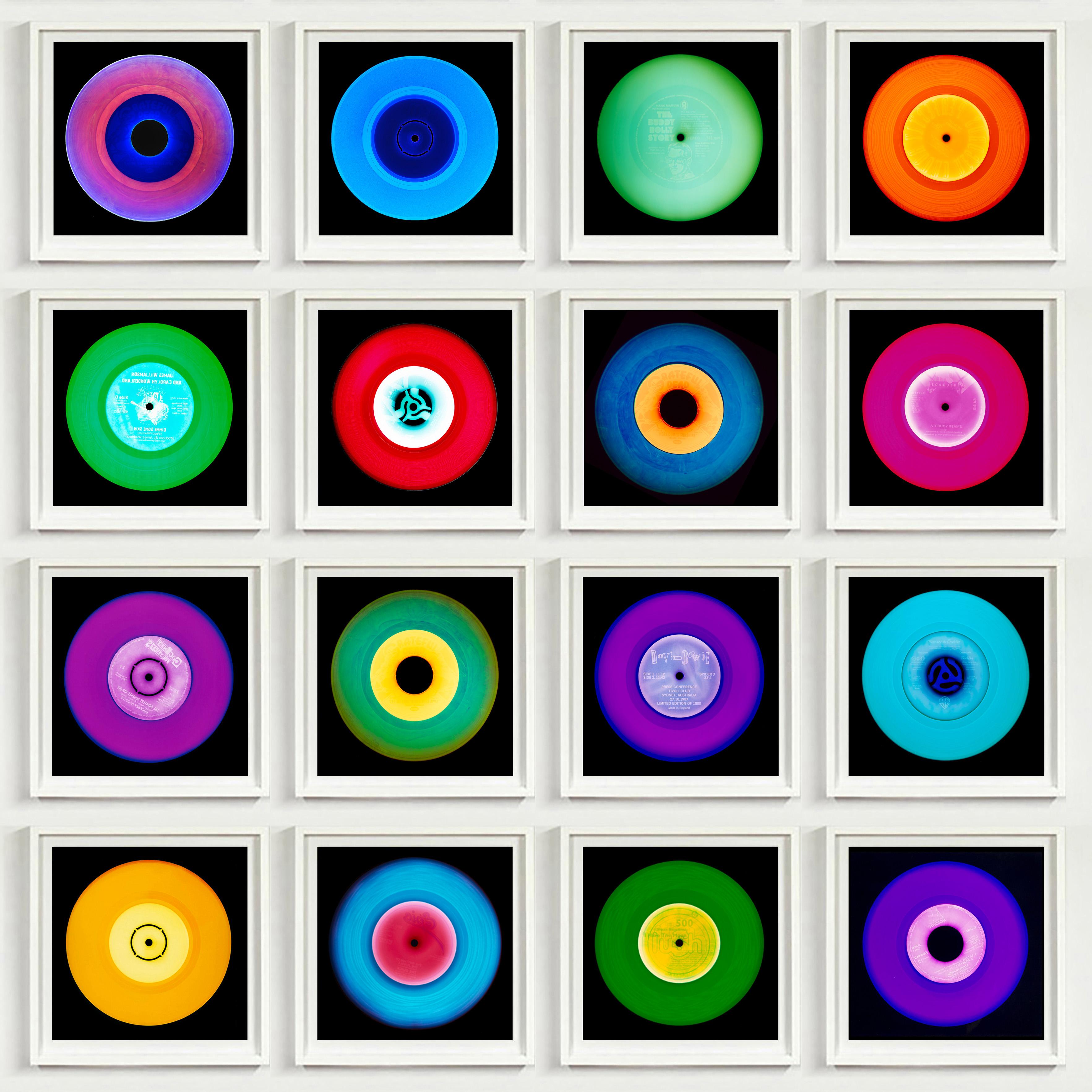 Vinyl Kollektion 16 Stück Mehrfarbige quadratische Installation – Pop-Art-Fotografie – Print von Heidler & Heeps
