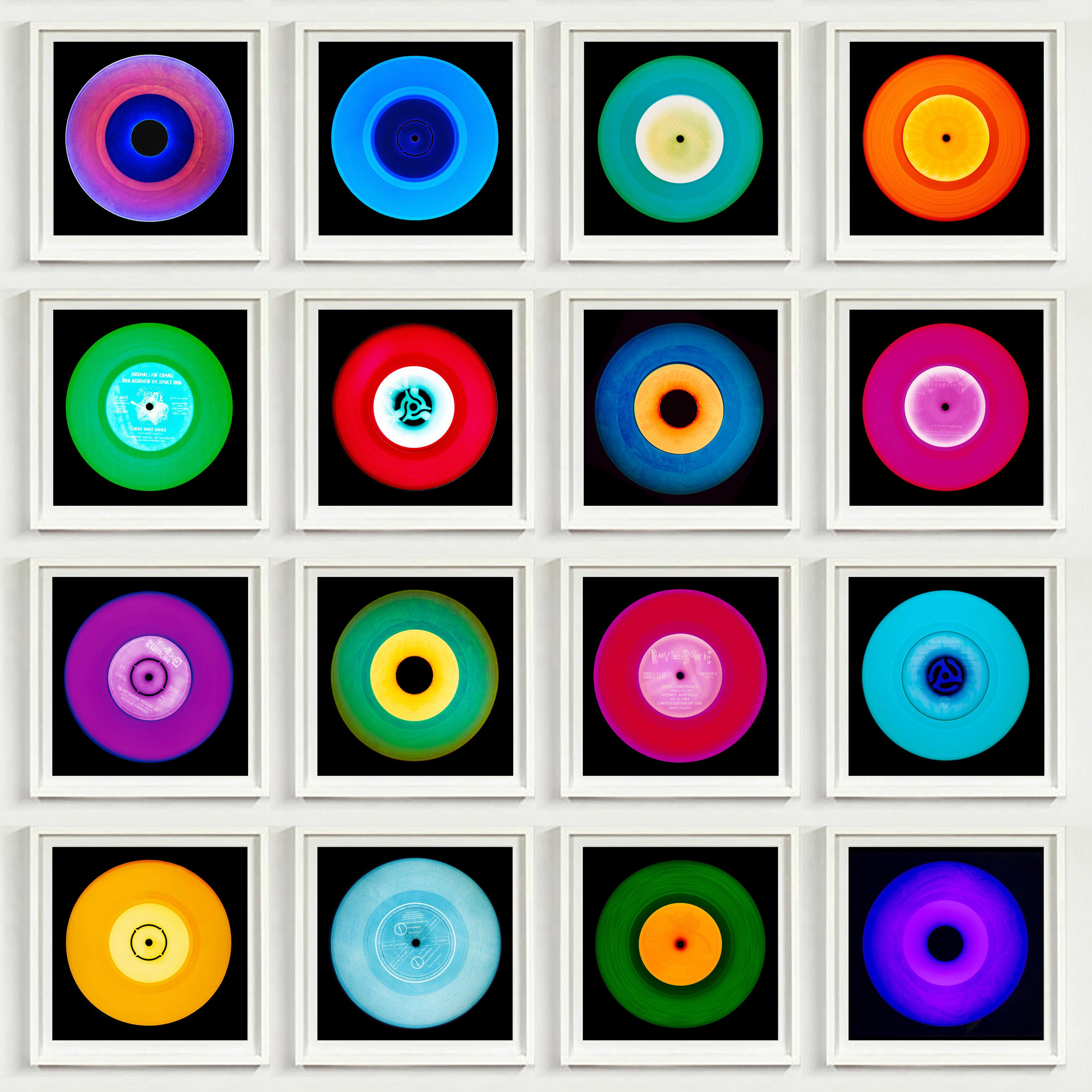 Colección Vinilo 16 Piezas Cuadrado Multicolor Instalación - Fotografía Pop Art - Photograph de Heidler & Heeps