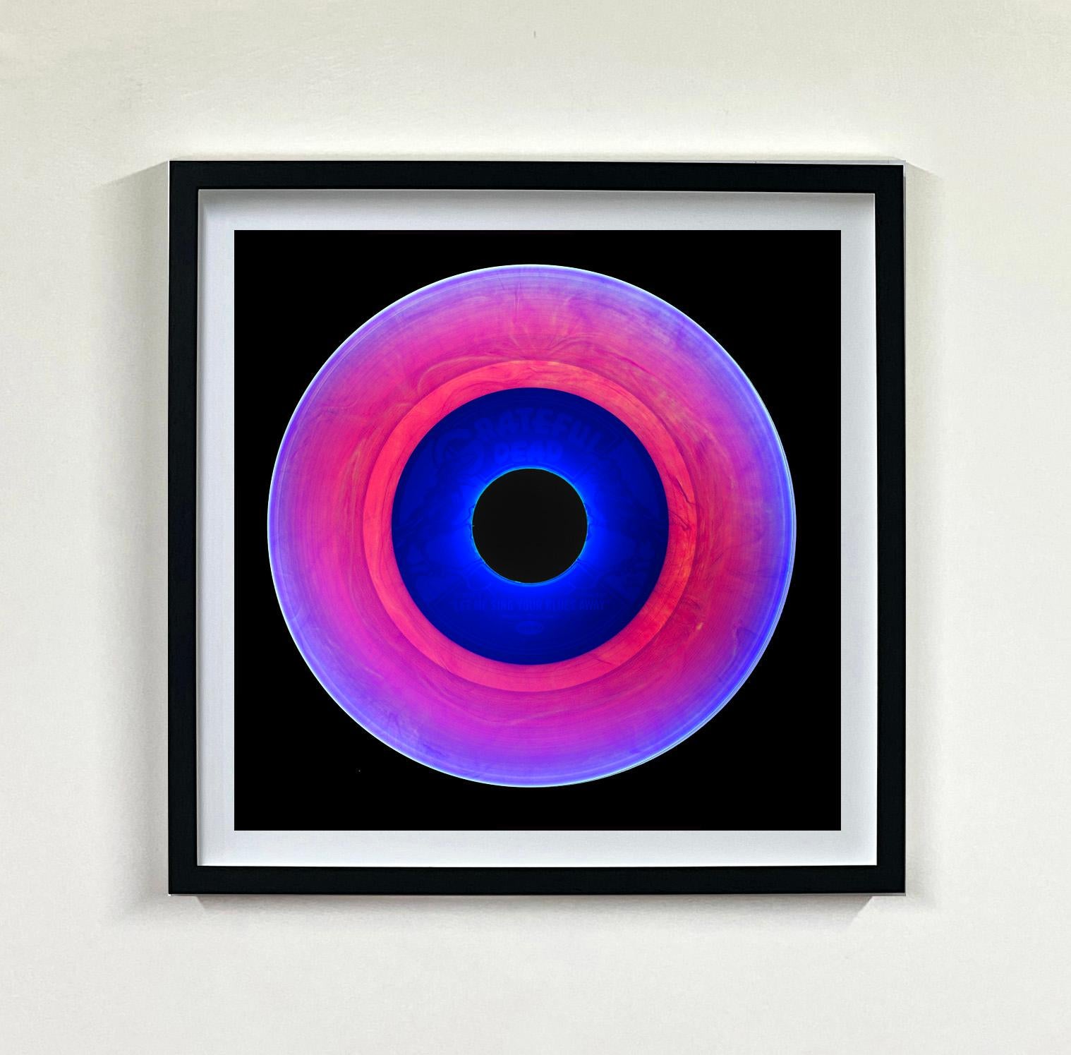 Heidler & Heeps Vinyl Collection Sechzehnteilige mehrfarbige quadratische Installation.
Die renommierten zeitgenössischen Fotografen Richard Heeps und Natasha Heidler haben für diese wunderschöne, faszinierende Kollektion zusammengearbeitet. Ein
