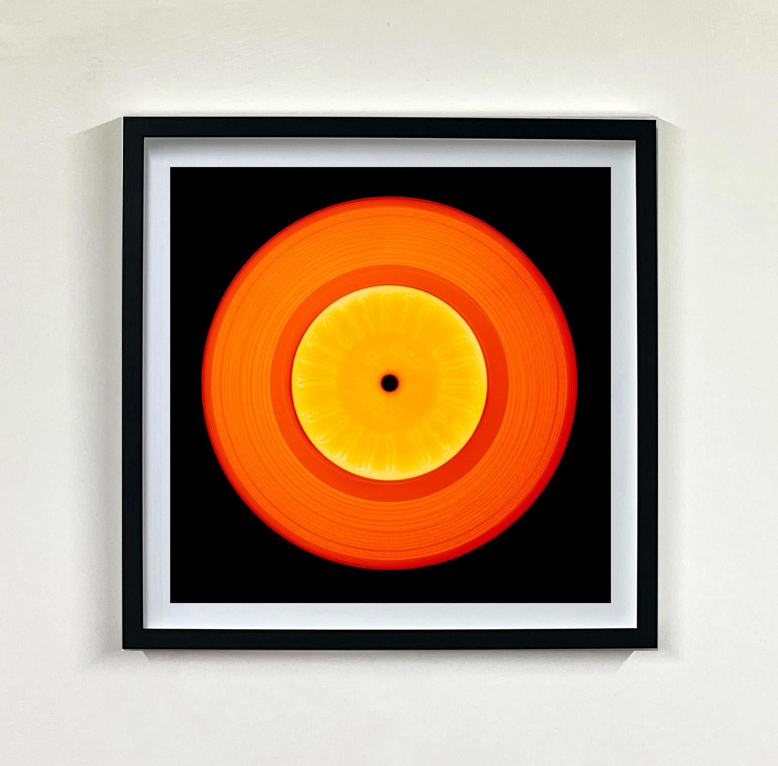 Vinyl Kollektion 16 Stück Mehrfarbige quadratische Installation – Pop-Art-Fotografie im Angebot 3
