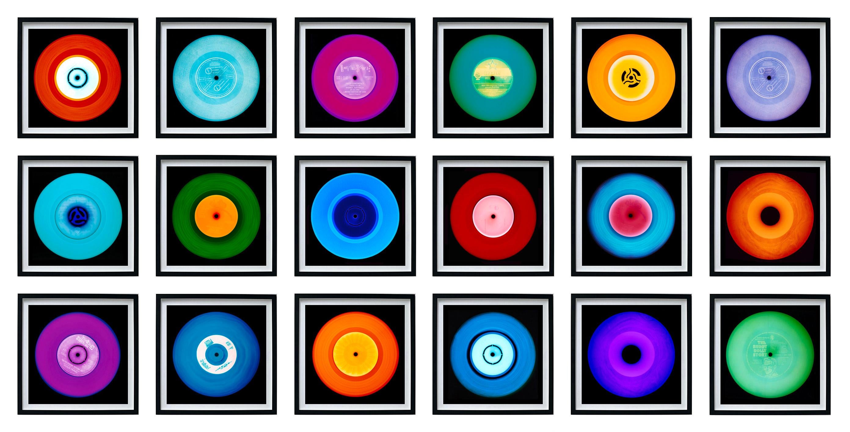 Colección Vinilo 18 Piezas Instalación Multicolor - Fotografía Pop Art Color - Photograph de Heidler & Heeps
