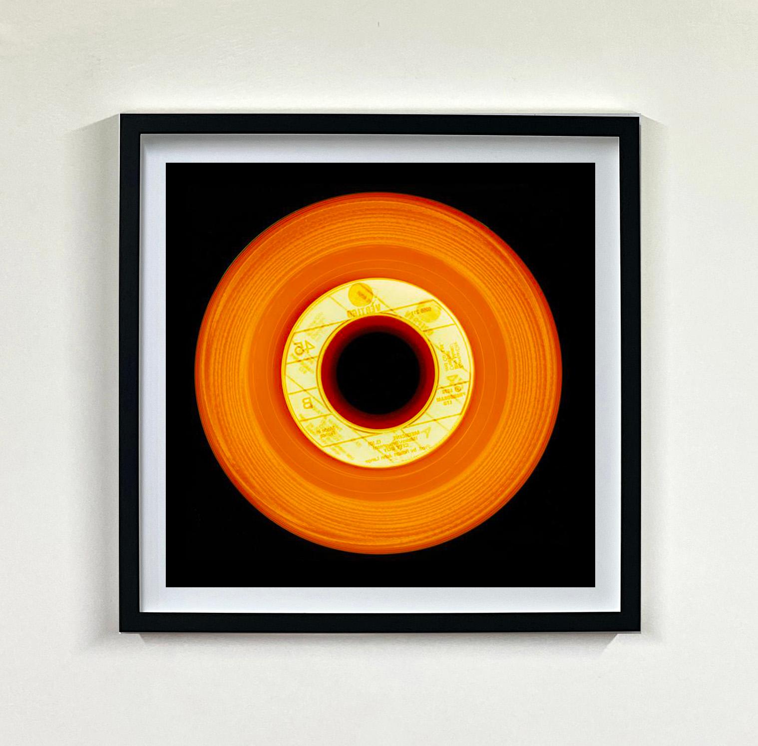 Mehrfarbige Installation aus der Vinyl-Kollektion – Pop-Art Farbfotografie im Angebot 11