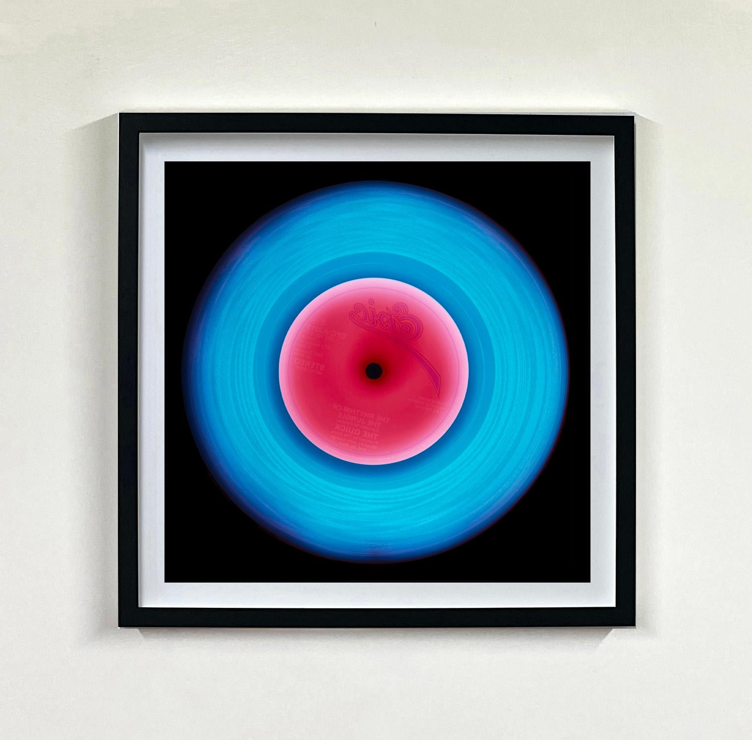 Mehrfarbige Installation aus der Vinyl-Kollektion – Pop-Art Farbfotografie im Angebot 5