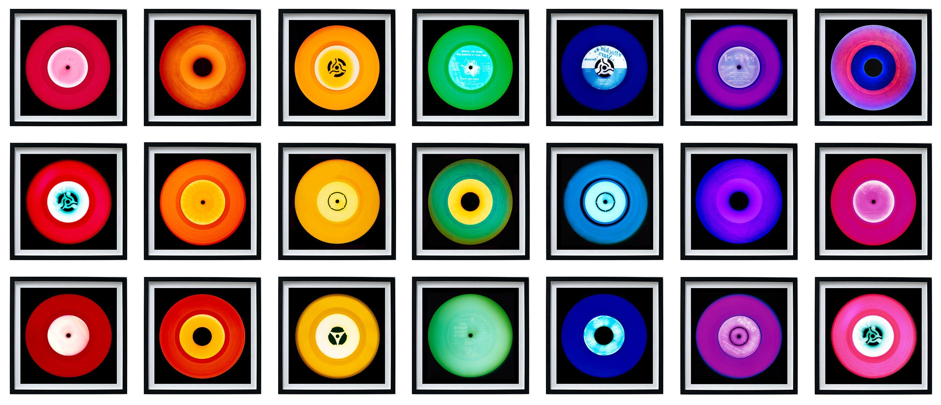 Vinyl Kollektion 21 Stück Mehrfarbige Installation – Pop-Art Farbfotografie – Photograph von Heidler & Heeps
