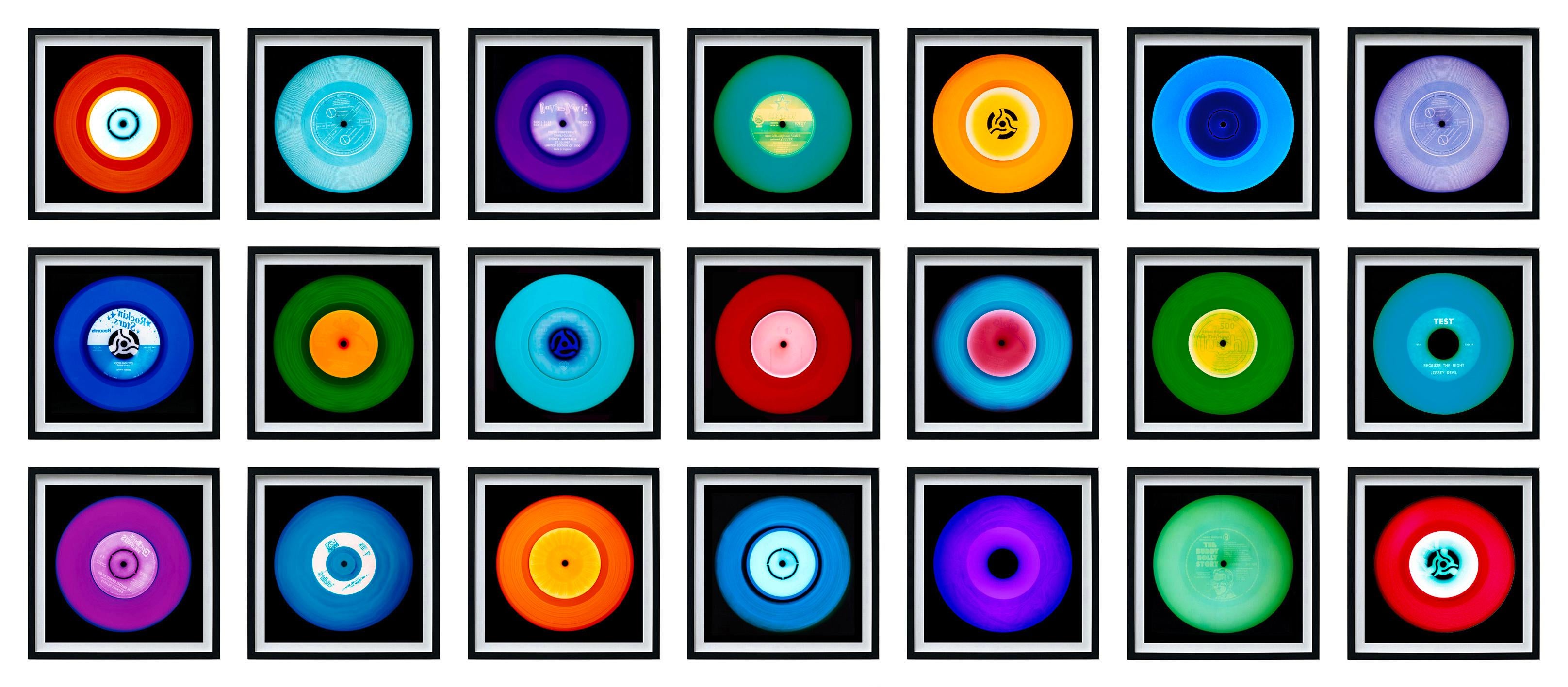 Heidler & Heeps Vinyl Collection Twenty-One Piece Multi-Color Installation.
Die renommierten zeitgenössischen Fotografen Richard Heeps und Natasha Heidler haben für diese wunderschöne, faszinierende Kollektion zusammengearbeitet. Ein Fest der