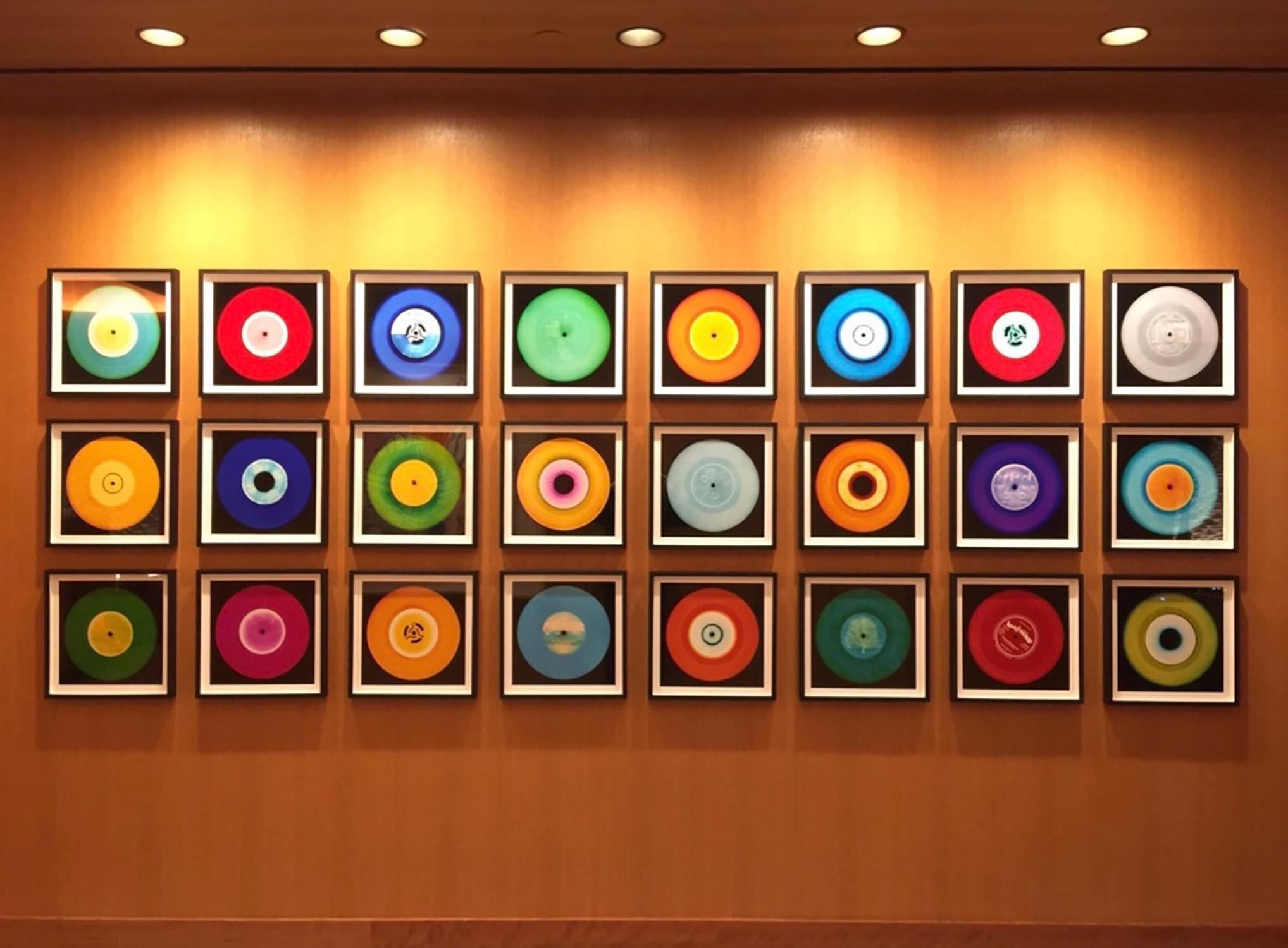 Vinyl Kollektion 21 Stück Regenbogen-Installation – Pop-Art Farbfotografie (Orange), Color Photograph, von Heidler & Heeps