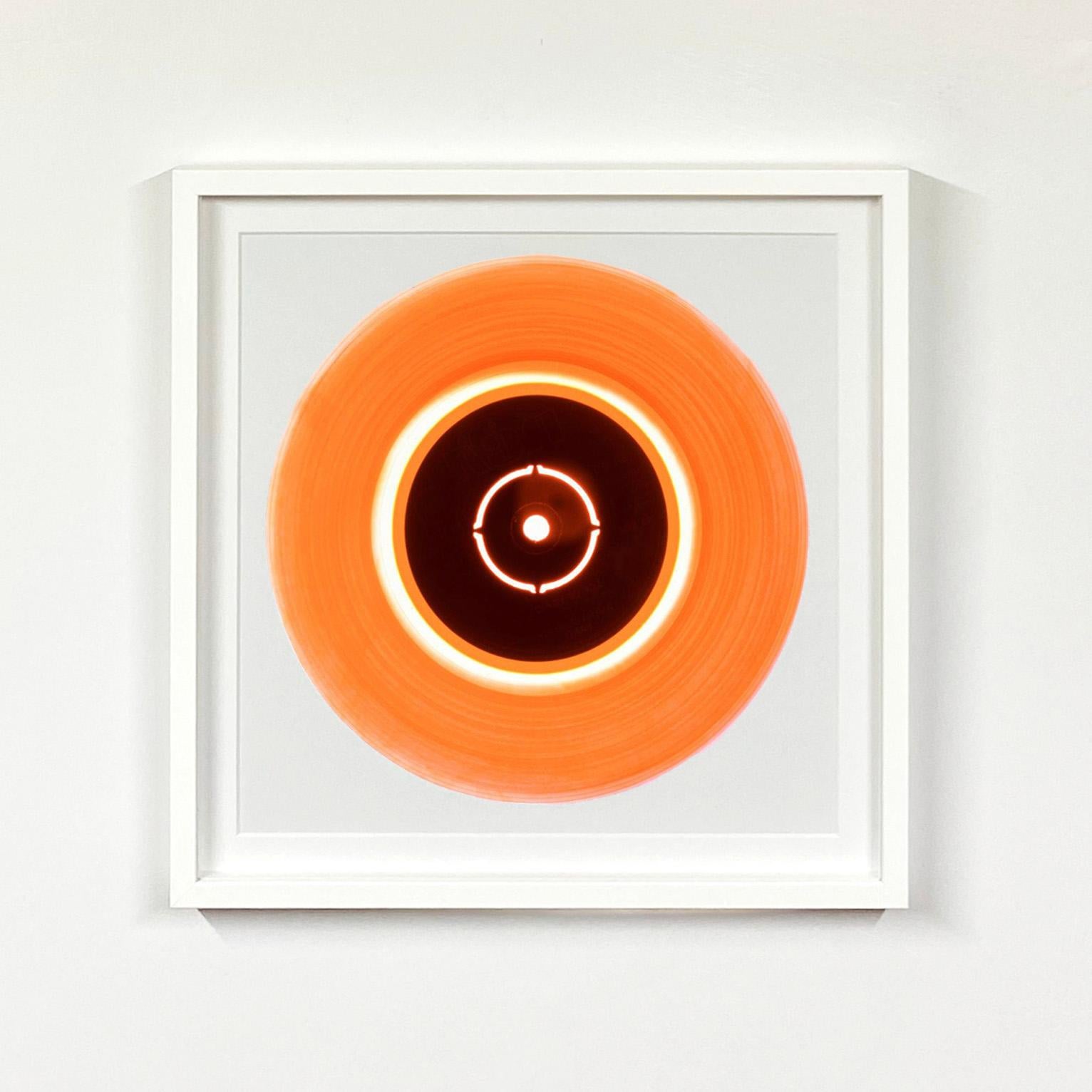 Vinyl Kollektion 25 Stück Mehrfarbige quadratische Installation – Pop-Art-Fotografie im Angebot 7