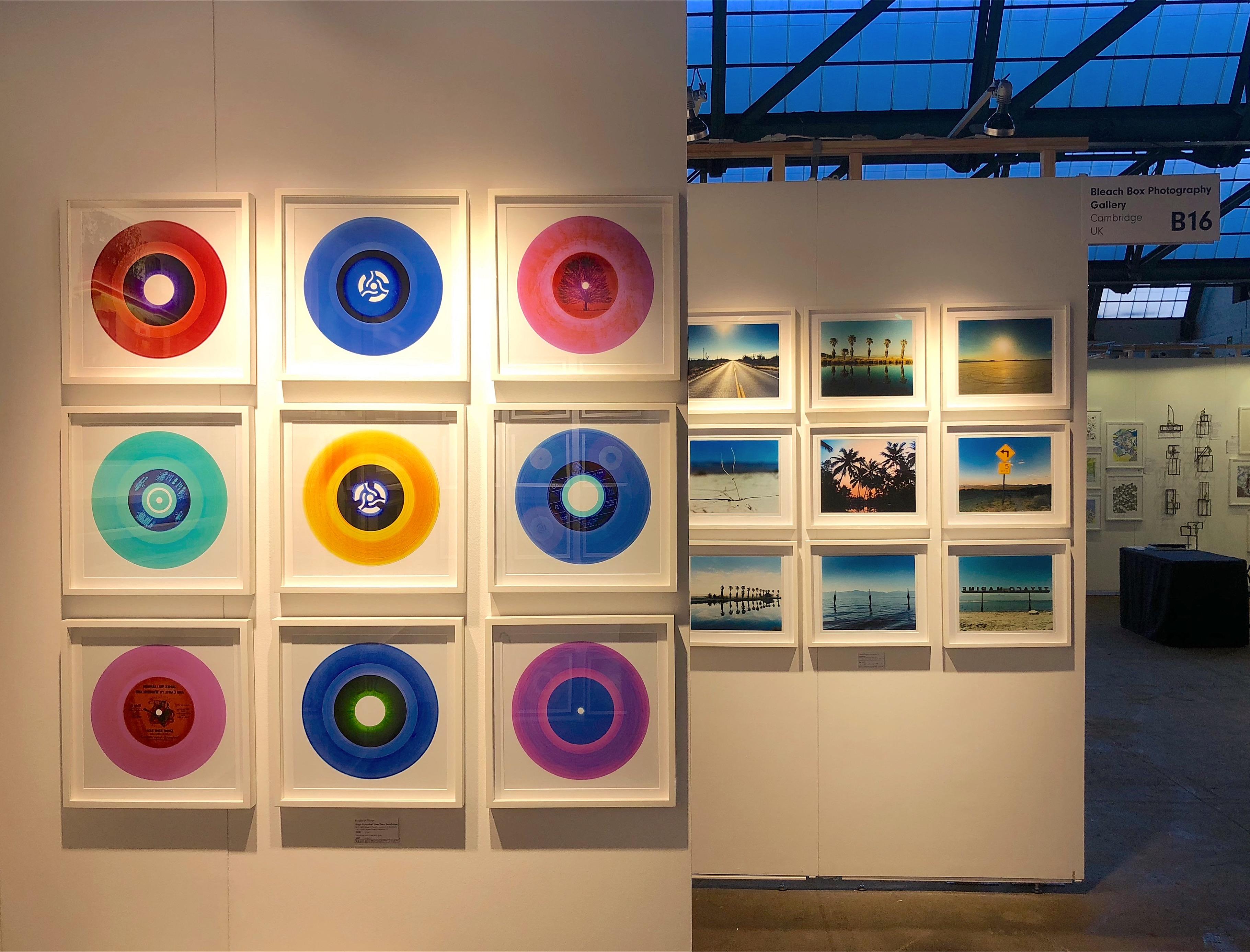 Vinyl Kollektion 25 Stück Mehrfarbige quadratische Installation – Pop-Art-Fotografie im Angebot 11