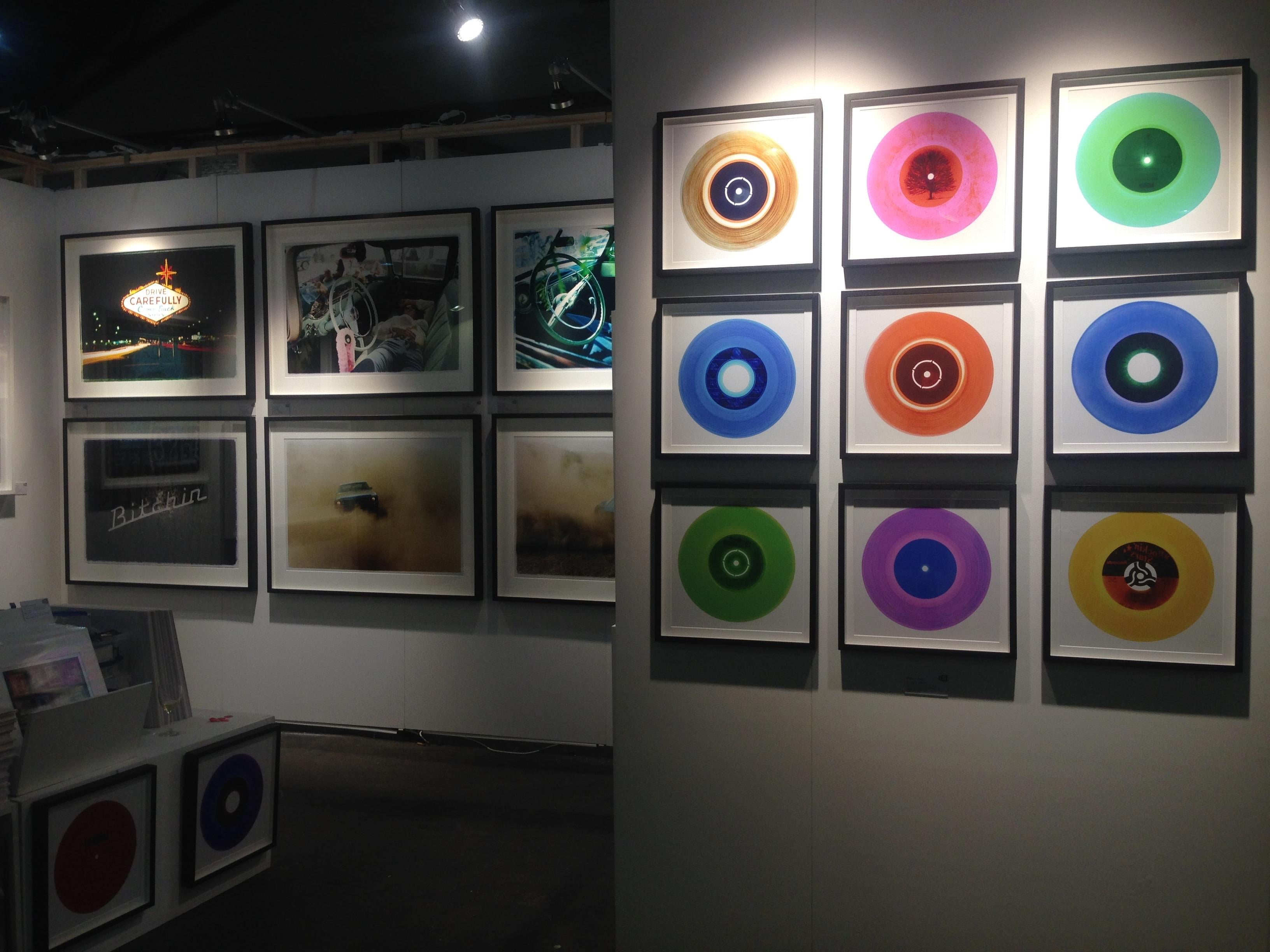 Vinyl Kollektion 25 Stück Mehrfarbige quadratische Installation – Pop-Art-Fotografie im Angebot 13