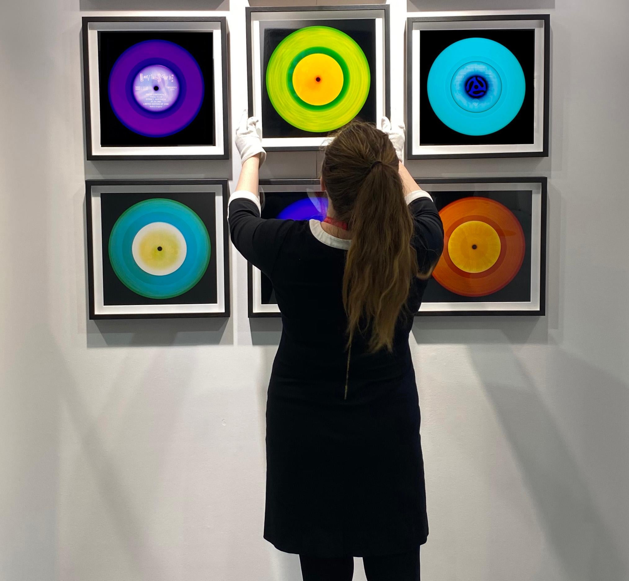 Vinyl Kollektion 25 Stück Mehrfarbige quadratische Installation – Pop-Art-Fotografie im Angebot 17