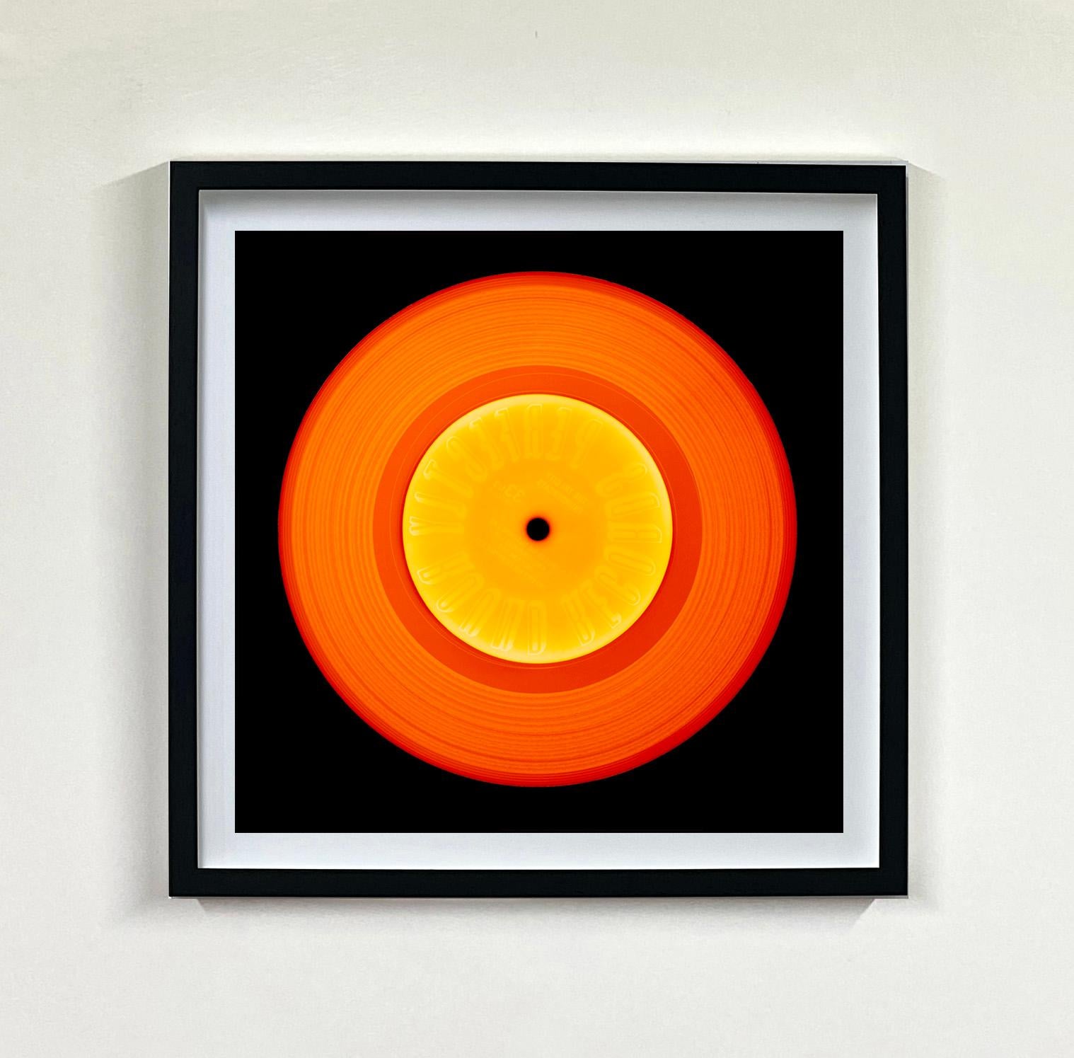 Vinyl Kollektion 25 Stück Mehrfarbige quadratische Installation – Pop-Art-Fotografie im Angebot 3