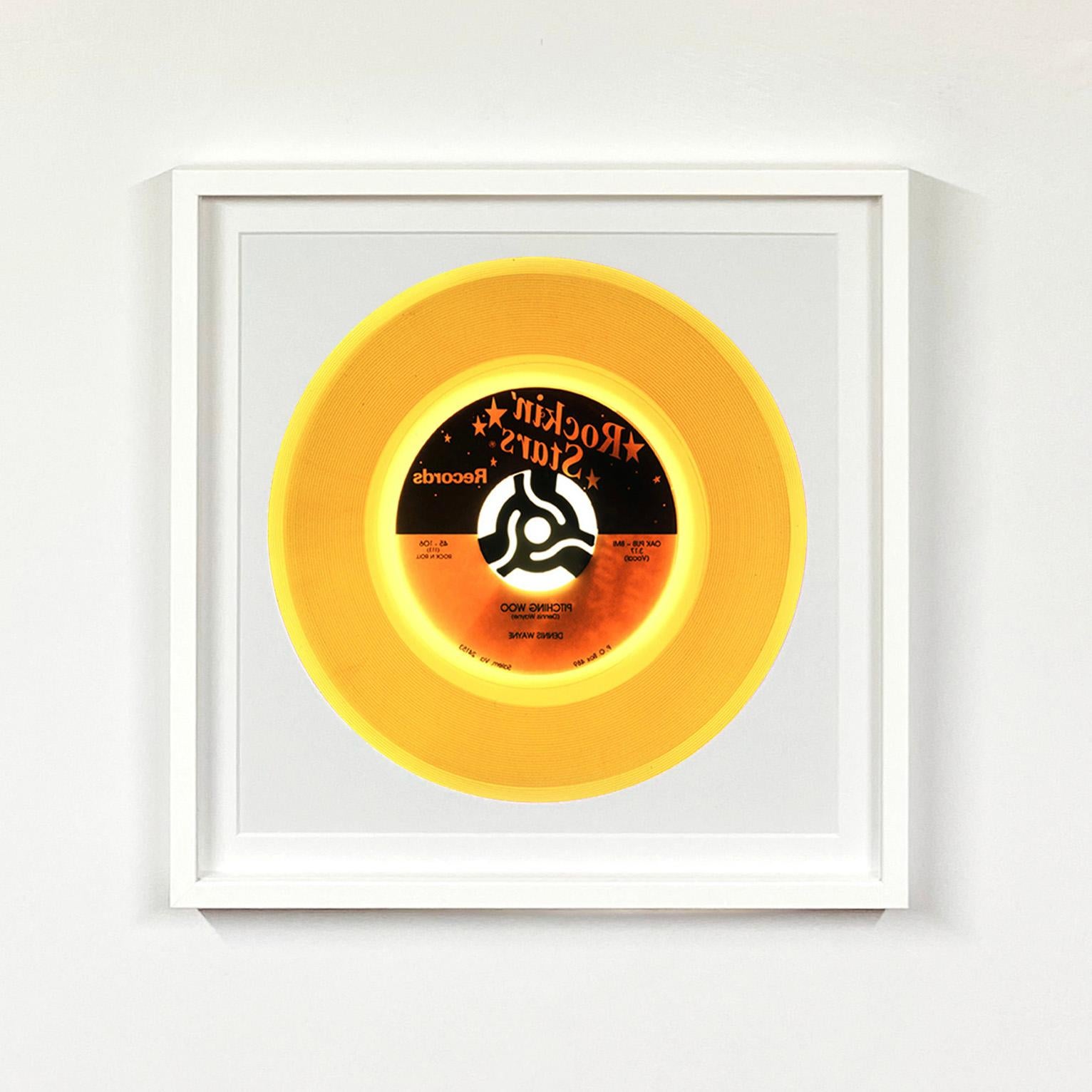 Vinyl Kollektion 25 Stück Mehrfarbige quadratische Installation – Pop-Art-Fotografie im Angebot 3