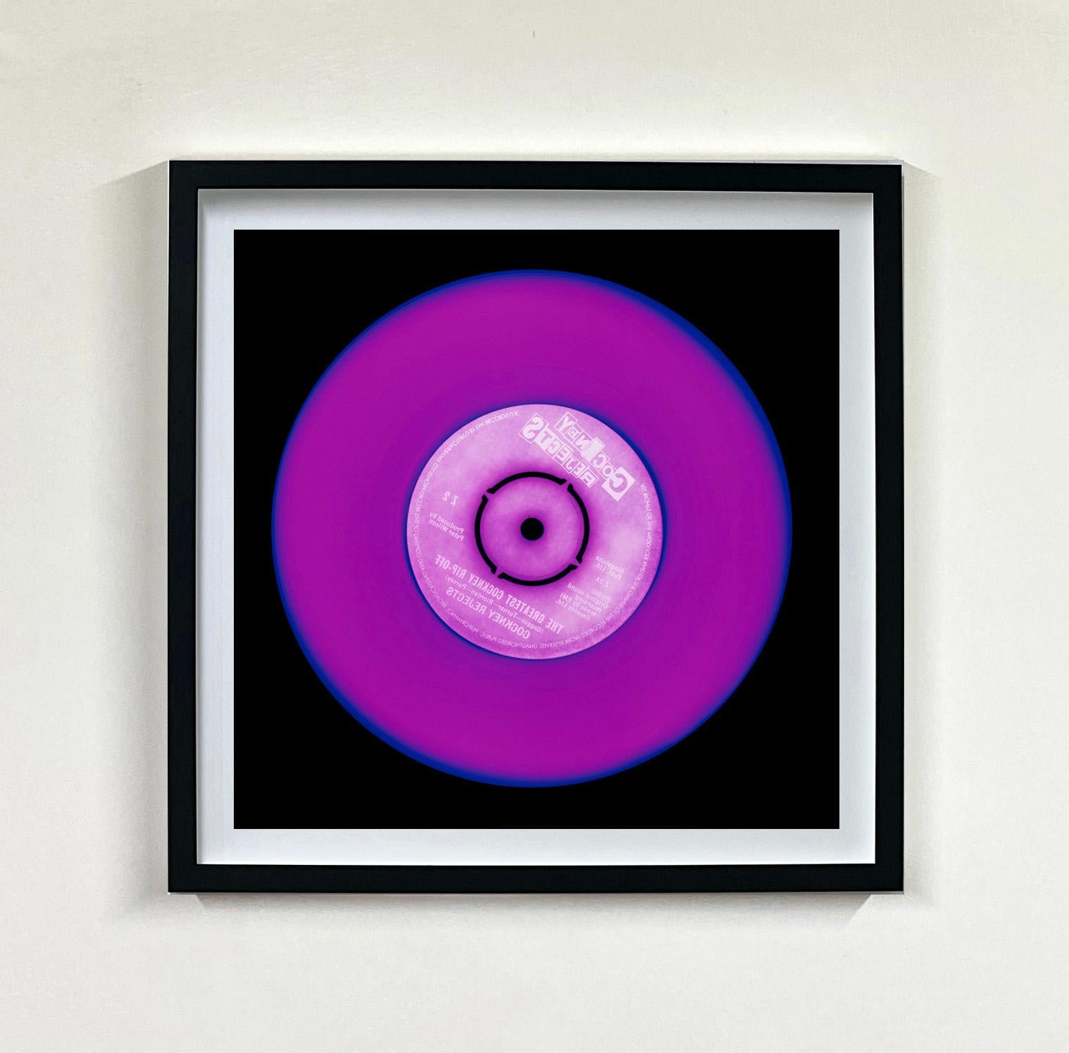 Vinyl-Kollektion 8teilige mehrfarbige Installation – Pop-Art Farbfotografie (Beige), Color Photograph, von Heidler & Heeps