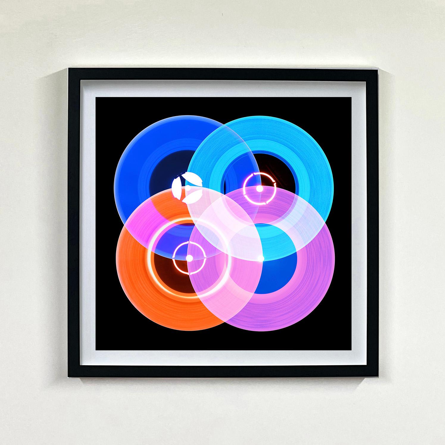 Collection Vinyl A Side Recording - Photographie couleur Pop Art - Noir Color Photograph par Heidler & Heeps