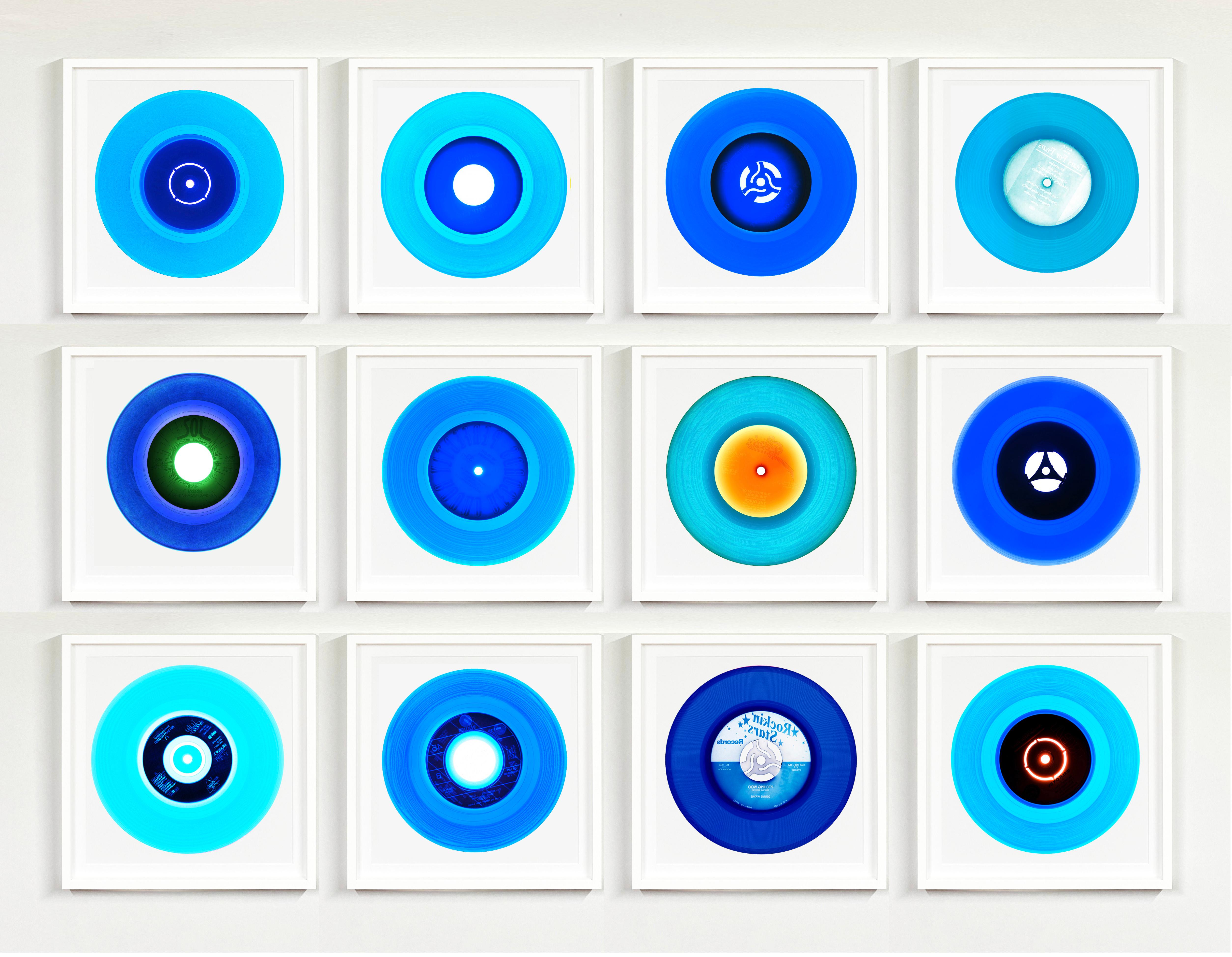 Colección de vinilos B Side Blues Instalación de 12 piezas - Fotografía Pop Art en color - Color Photograph Gris de Heidler & Heeps