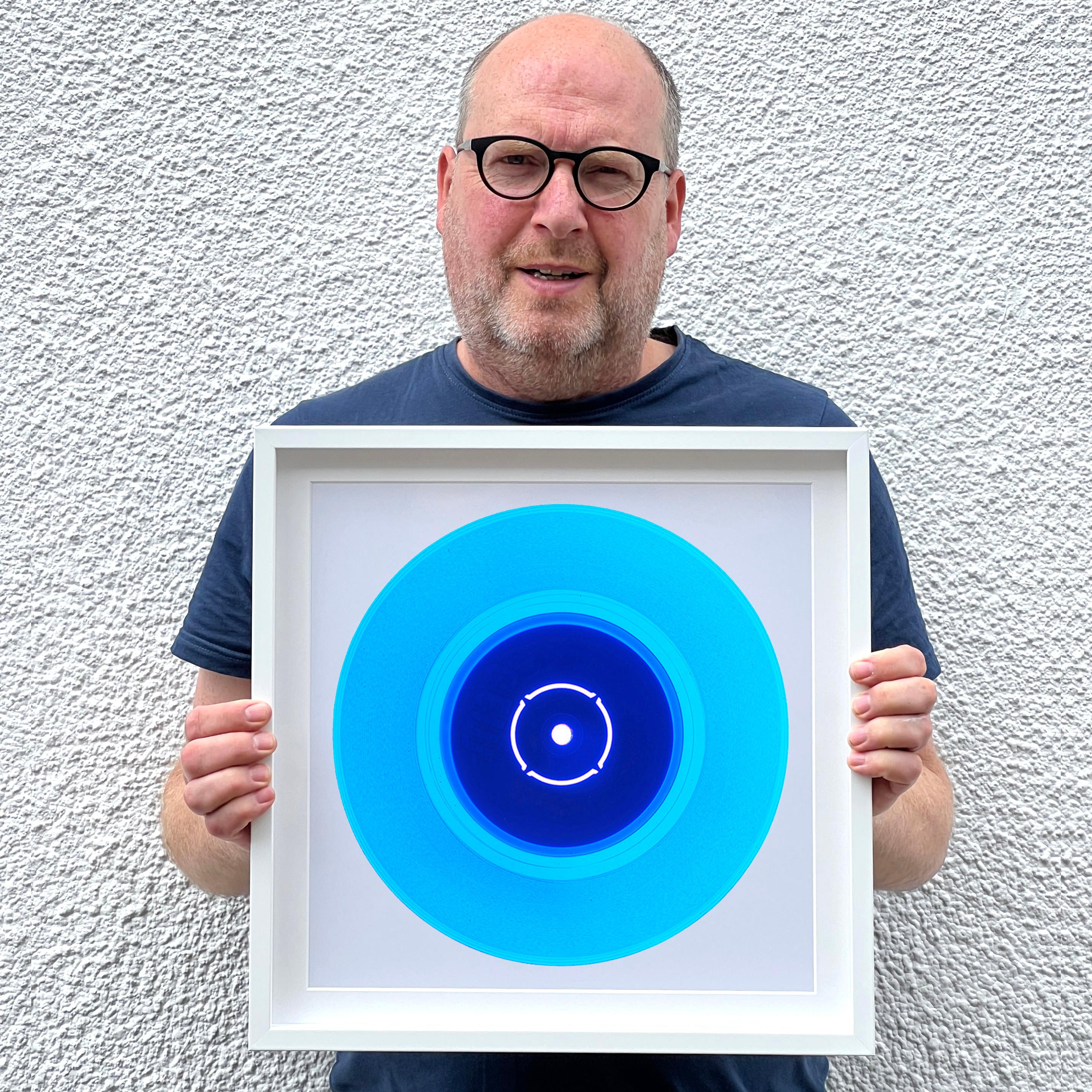 Instalación de doce piezas de la colección de vinilos Heidler & Heeps B Side Blue.
Los aclamados fotógrafos contemporáneos Richard Heeps y Natasha Heidler han colaborado para crear esta fascinante colección. Una celebración del disco de vinilo y la
