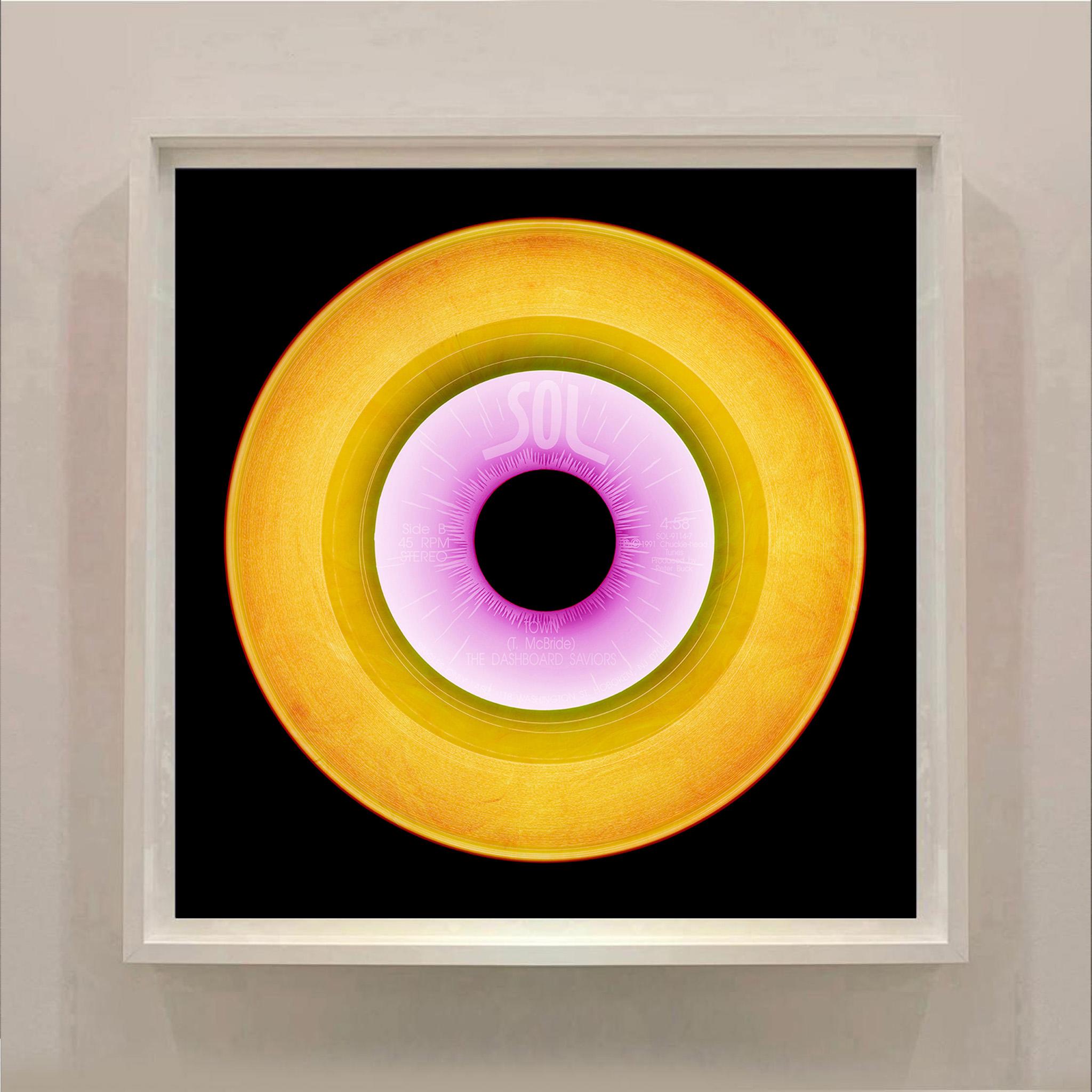 Les photographes contemporains renommés Richard Heeps et Natasha Heidler ont collaboré pour créer cette collection merveilleusement envoûtante. Une célébration du disque vinyle et de la technologie analogique, qui reflète la pratique de l'artiste en