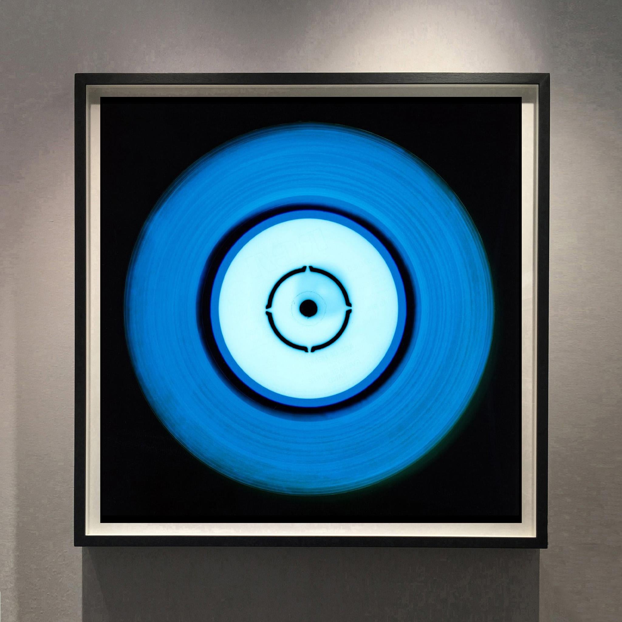 Collection Vinyl - Trio bleu, rouge, vert - Photographie couleur pop art - Print de Heidler & Heeps