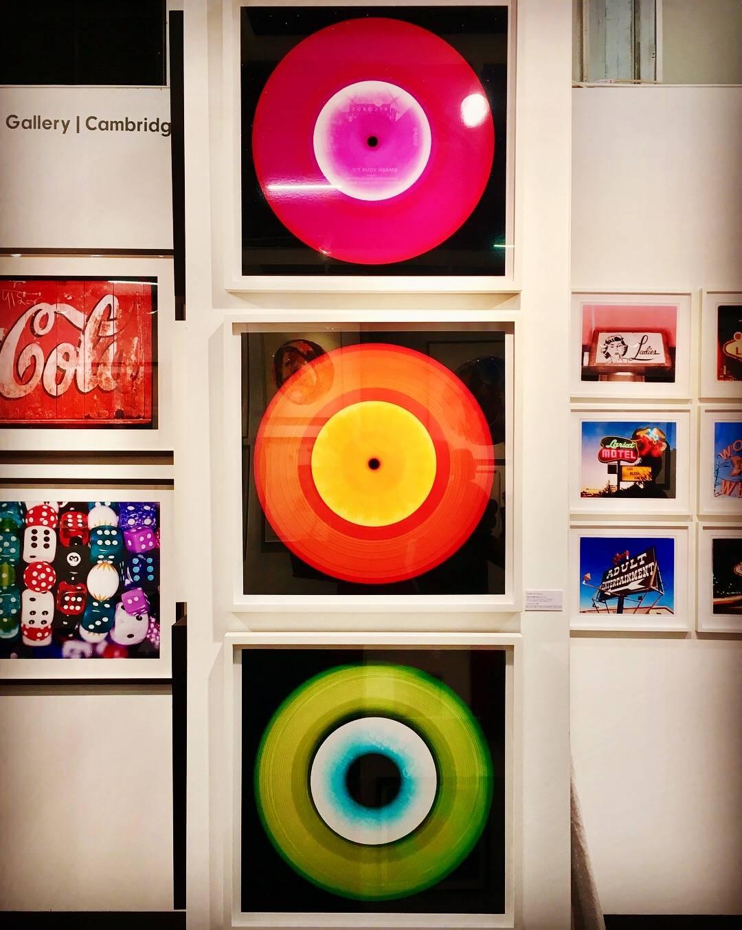 Vinyl-Kollektion, Flip to Play (Orange) - Konzeptuell, Pop Art, Farbfotografie im Angebot 2